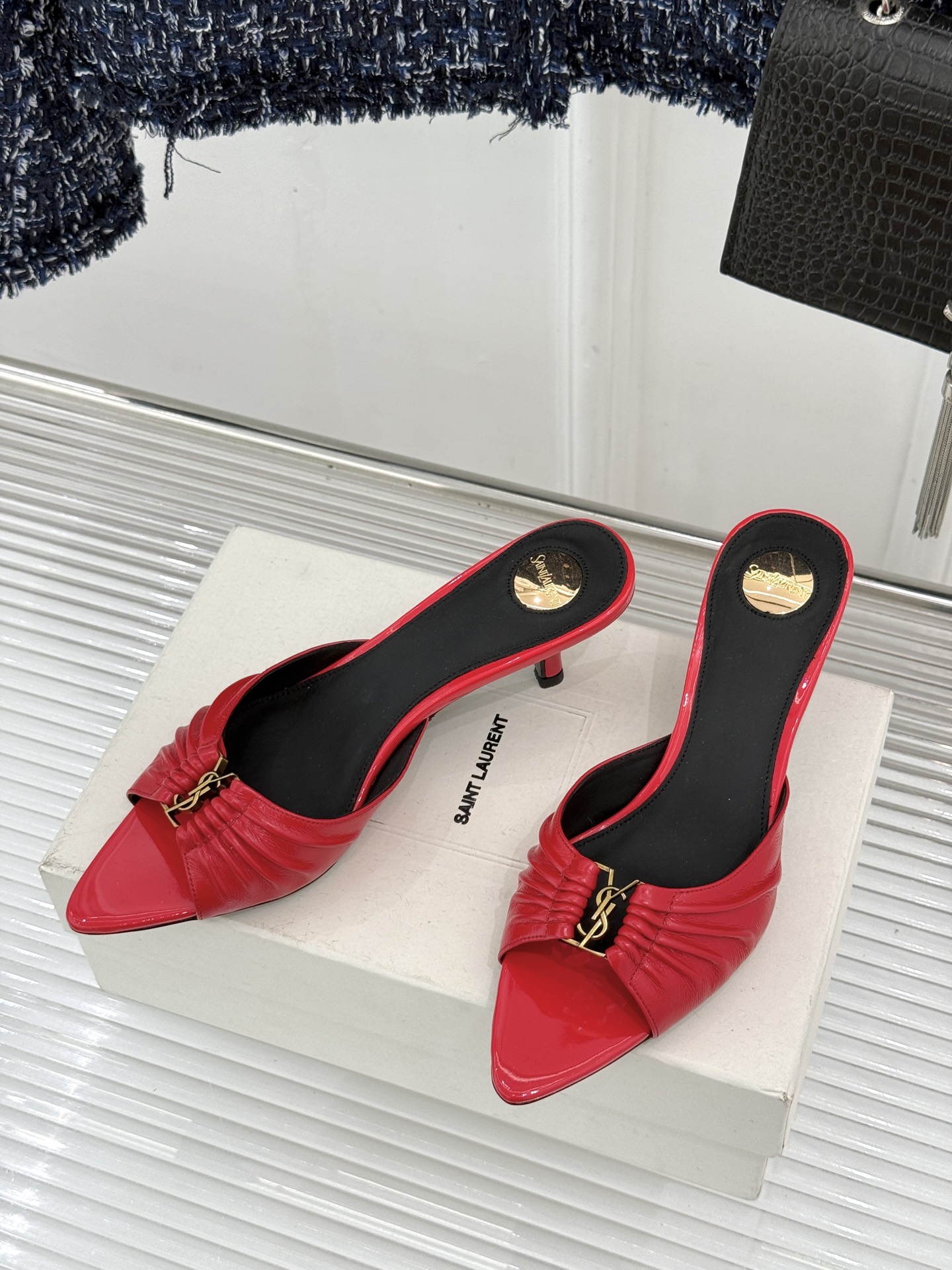Saint Laurent /圣罗兰YSL26WF新品金属字母扣褶皱尖头高跟拖鞋以褶皱皮面与金属字母重塑