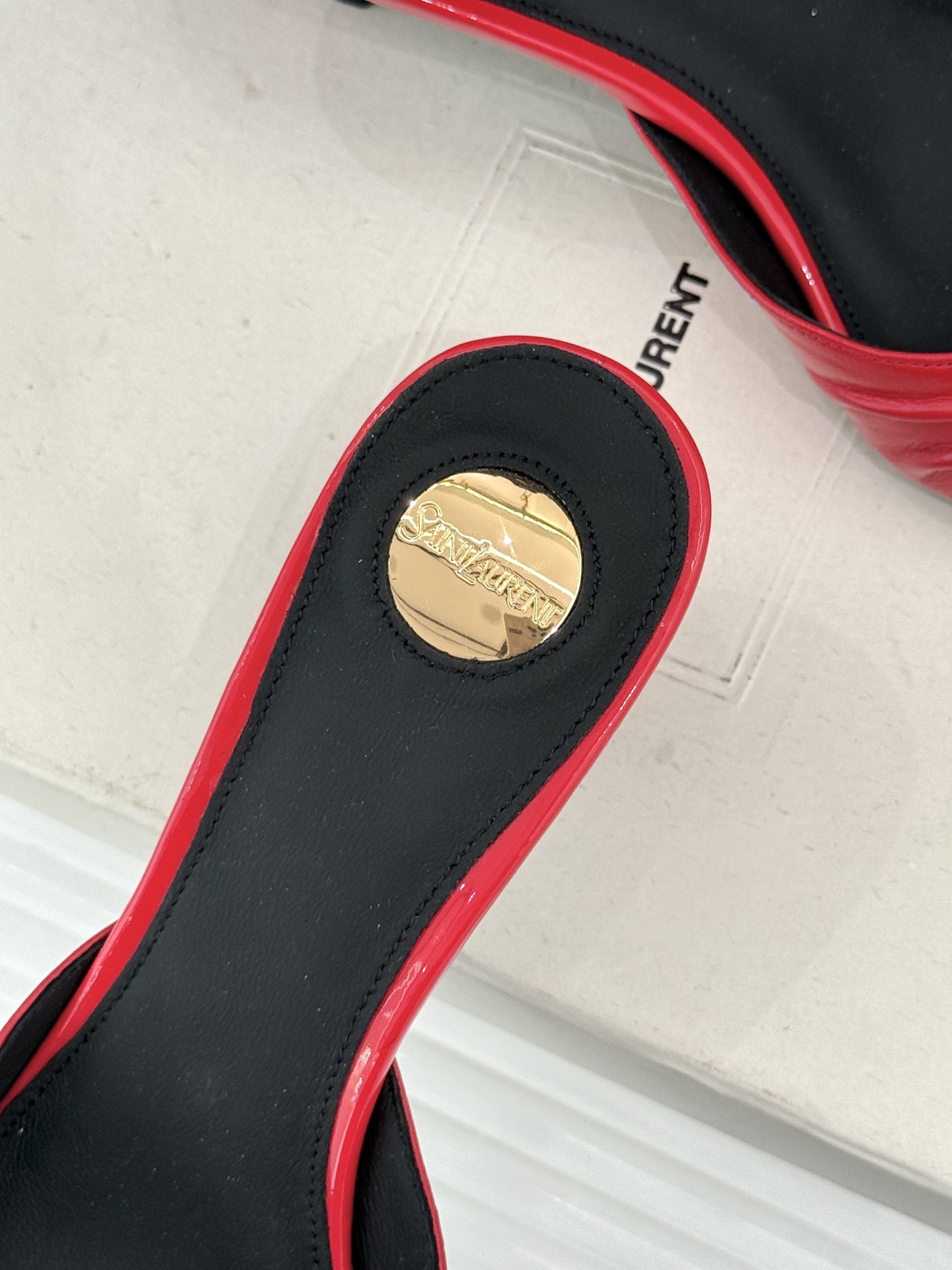 Saint Laurent /圣罗兰YSL26WF新品金属字母扣褶皱尖头高跟拖鞋以褶皱皮面与金属字母重塑