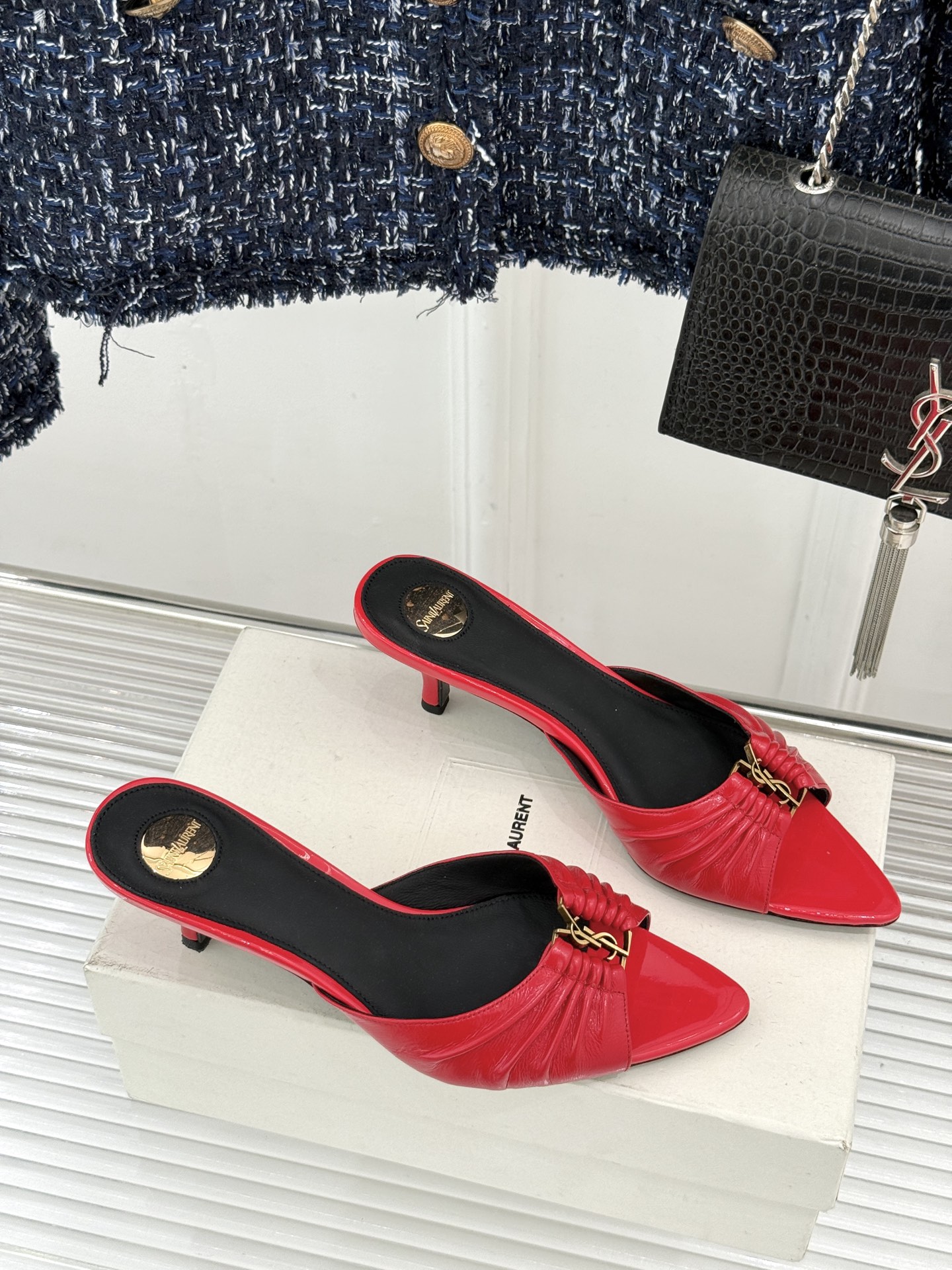 Saint Laurent /圣罗兰YSL26WF新品金属字母扣褶皱尖头高跟拖鞋以褶皱皮面与金属字母重塑