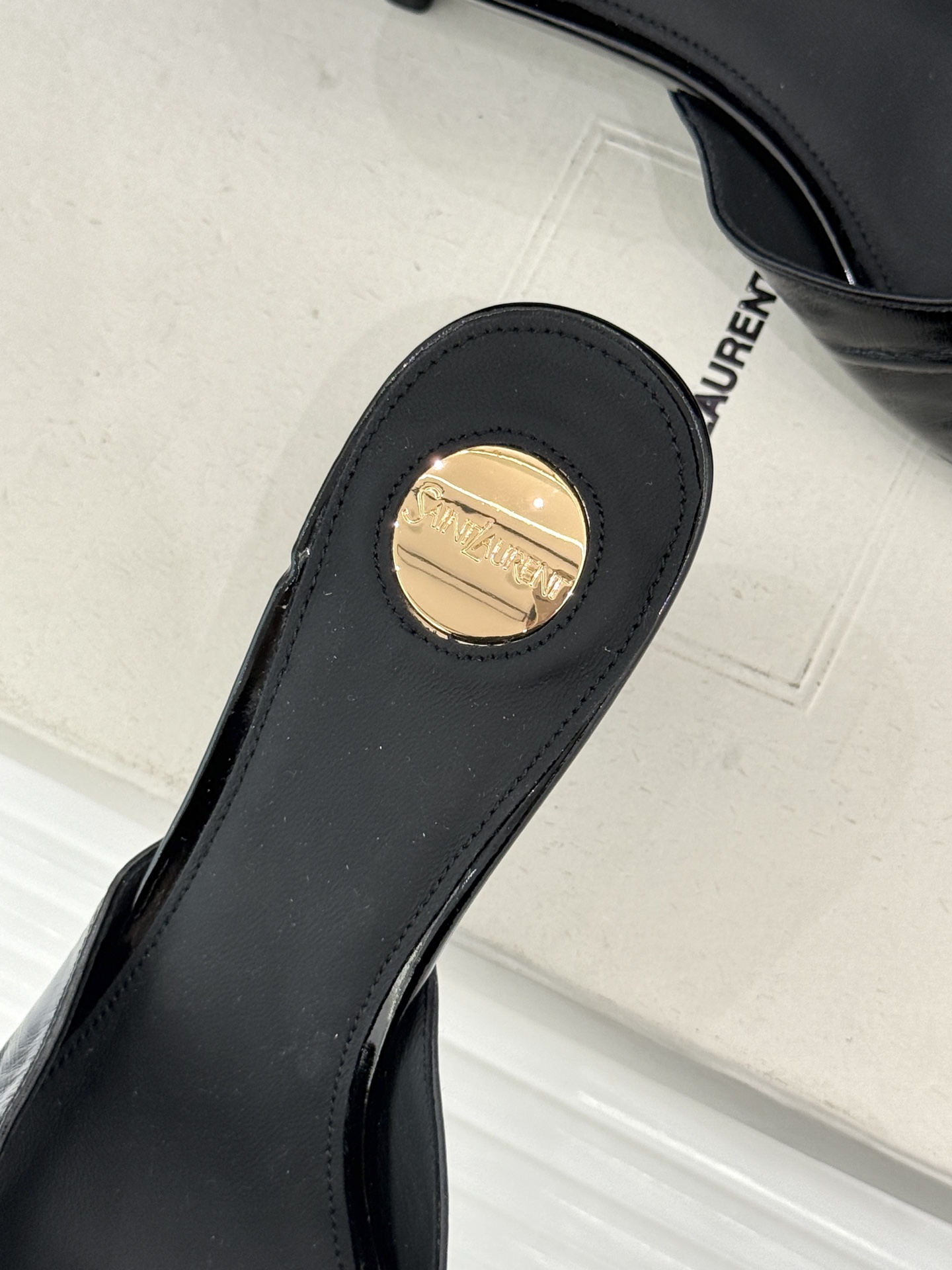 Saint Laurent /圣罗兰YSL26WF新品金属字母扣褶皱尖头高跟拖鞋以褶皱皮面与金属字母重塑