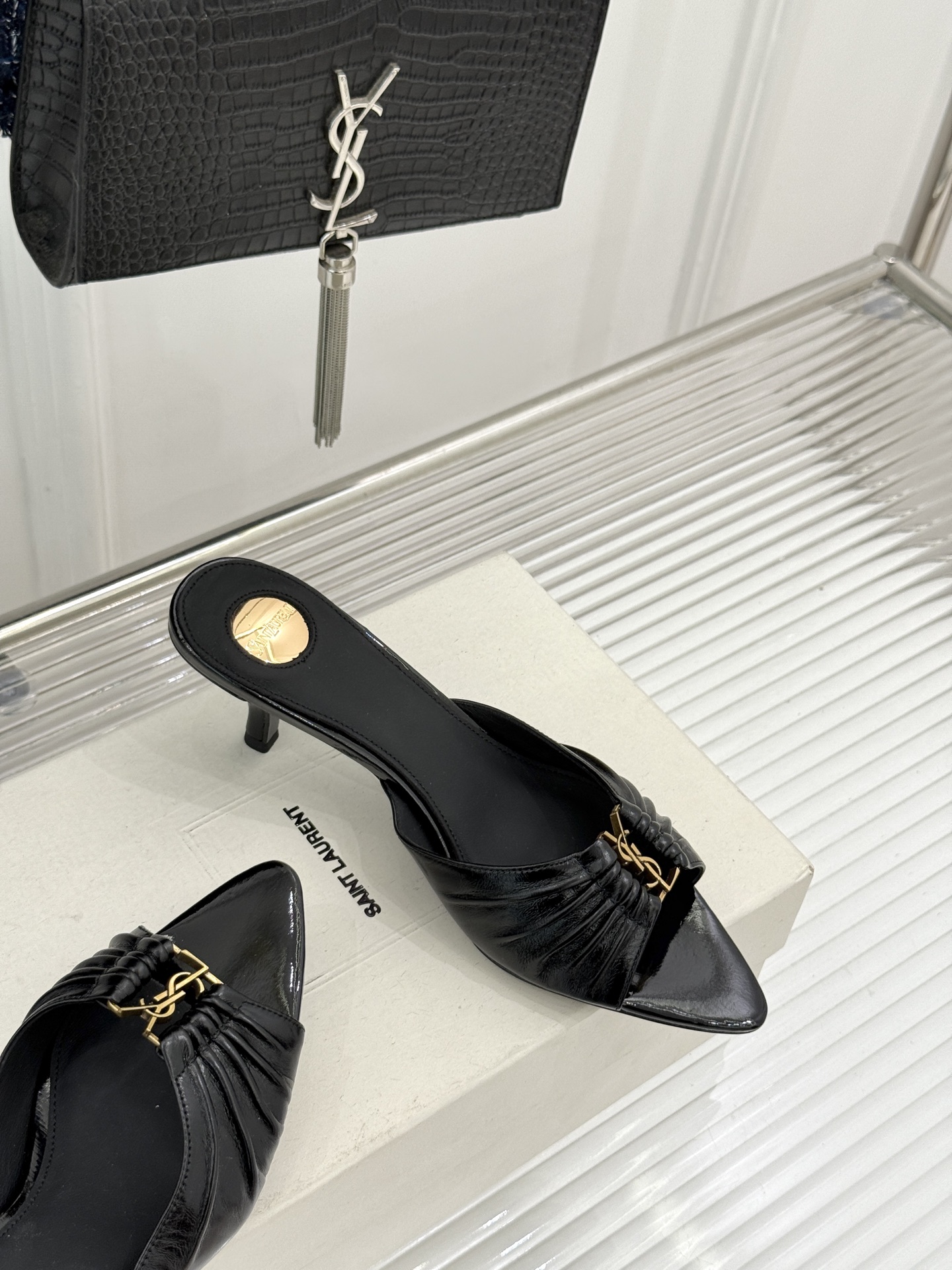 Saint Laurent /圣罗兰YSL26WF新品金属字母扣褶皱尖头高跟拖鞋以褶皱皮面与金属字母重塑