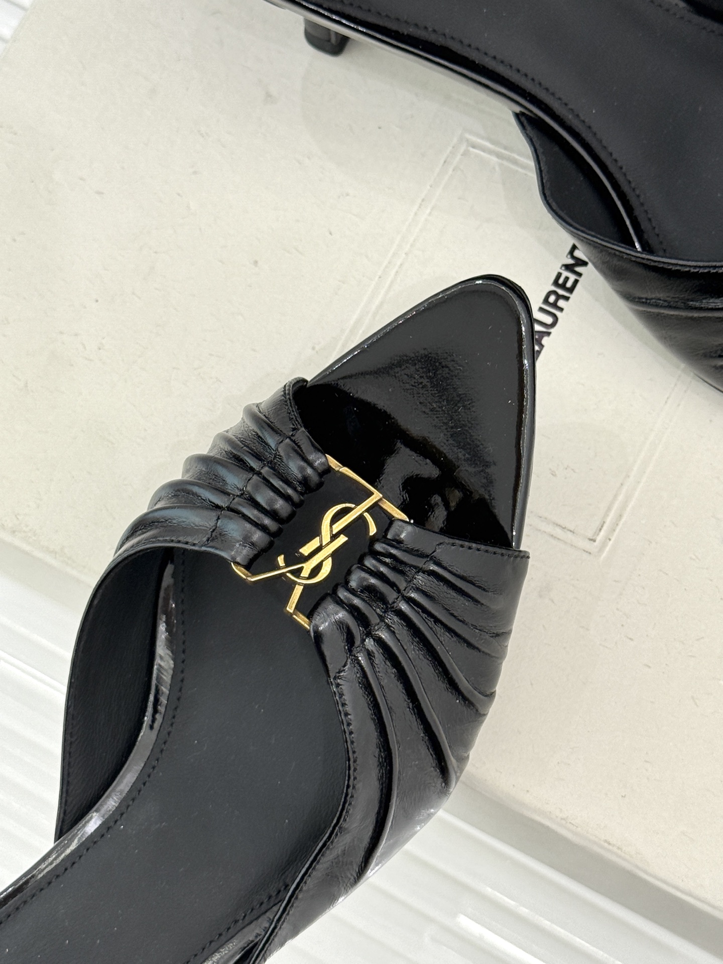 Saint Laurent /圣罗兰YSL26WF新品金属字母扣褶皱尖头高跟拖鞋以褶皱皮面与金属字母重塑