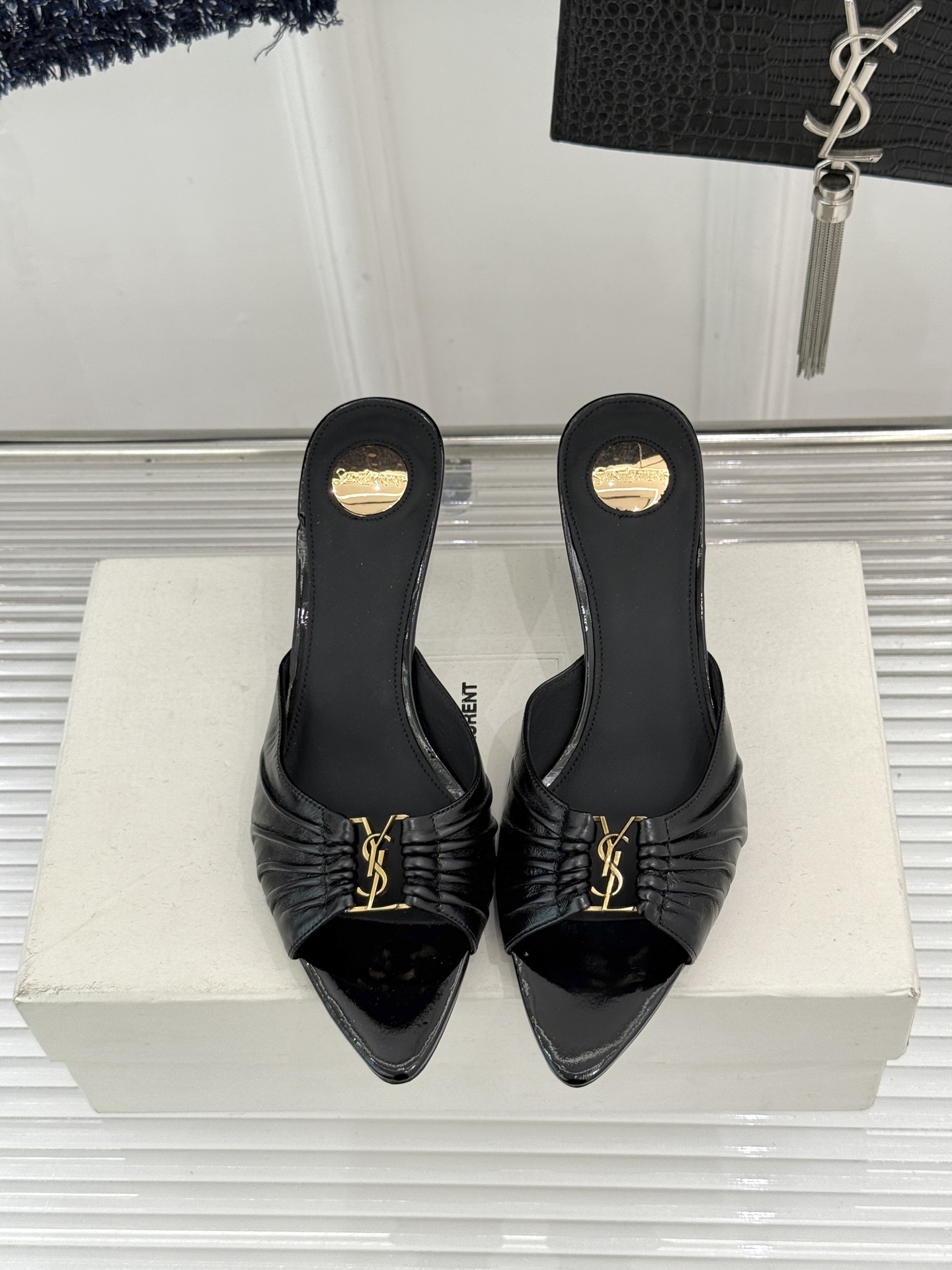 Saint Laurent /圣罗兰YSL26WF新品金属字母扣褶皱尖头高跟拖鞋以褶皱皮面与金属字母重塑