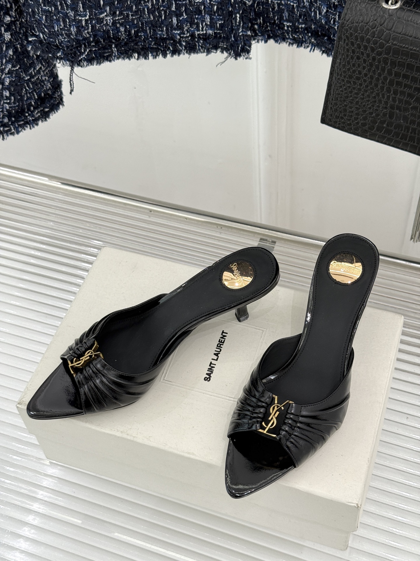 Saint Laurent /圣罗兰YSL26WF新品金属字母扣褶皱尖头高跟拖鞋以褶皱皮面与金属字母重塑