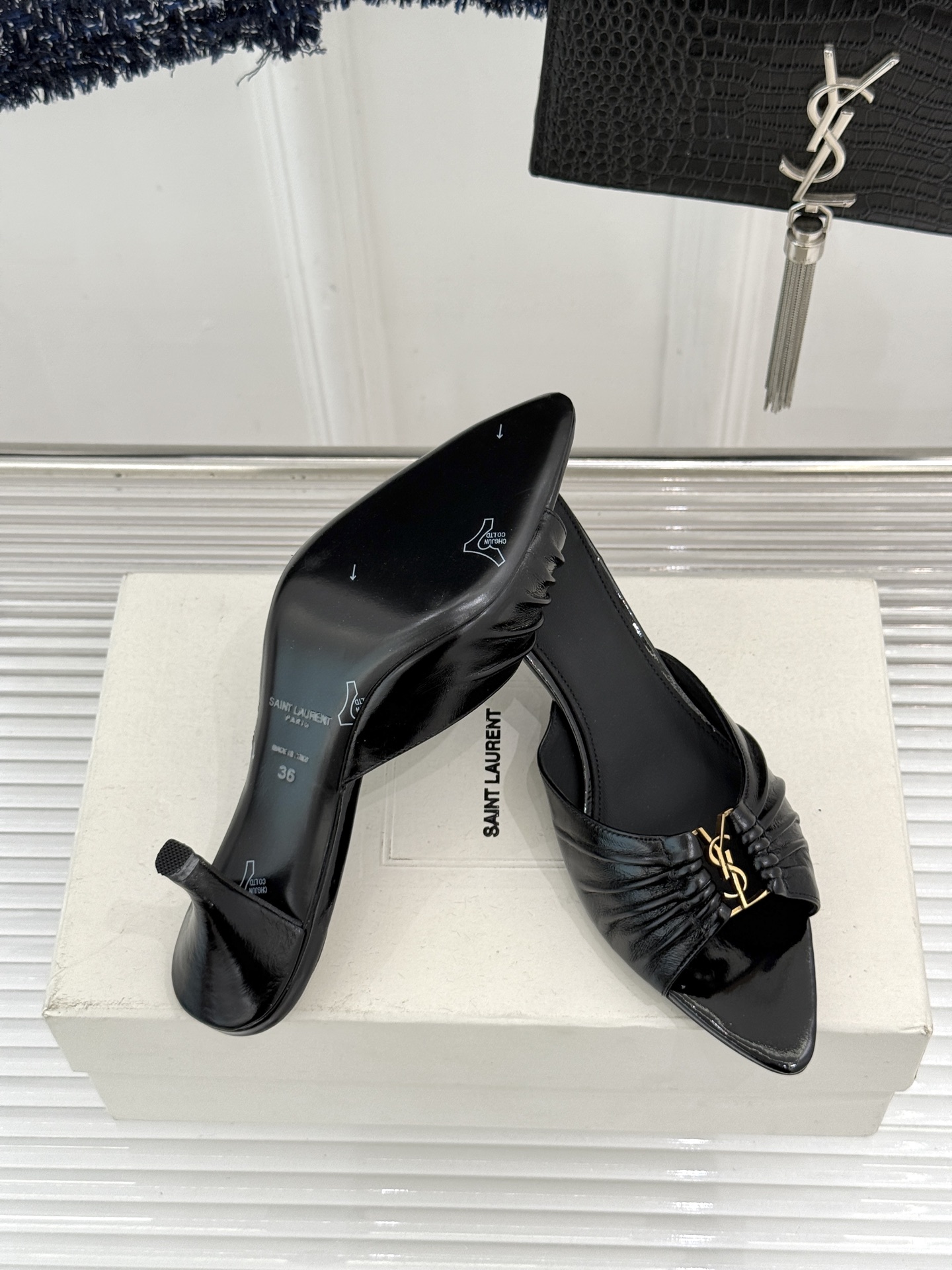 Saint Laurent /圣罗兰YSL26WF新品金属字母扣褶皱尖头高跟拖鞋以褶皱皮面与金属字母重塑