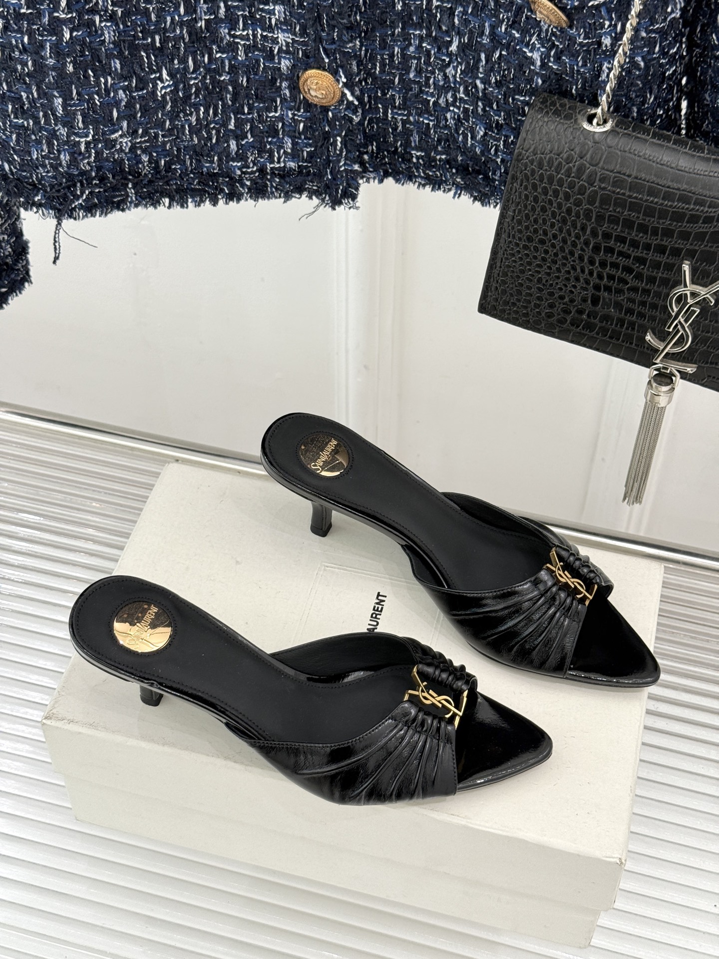 Saint Laurent /圣罗兰YSL26WF新品金属字母扣褶皱尖头高跟拖鞋以褶皱皮面与金属字母重塑