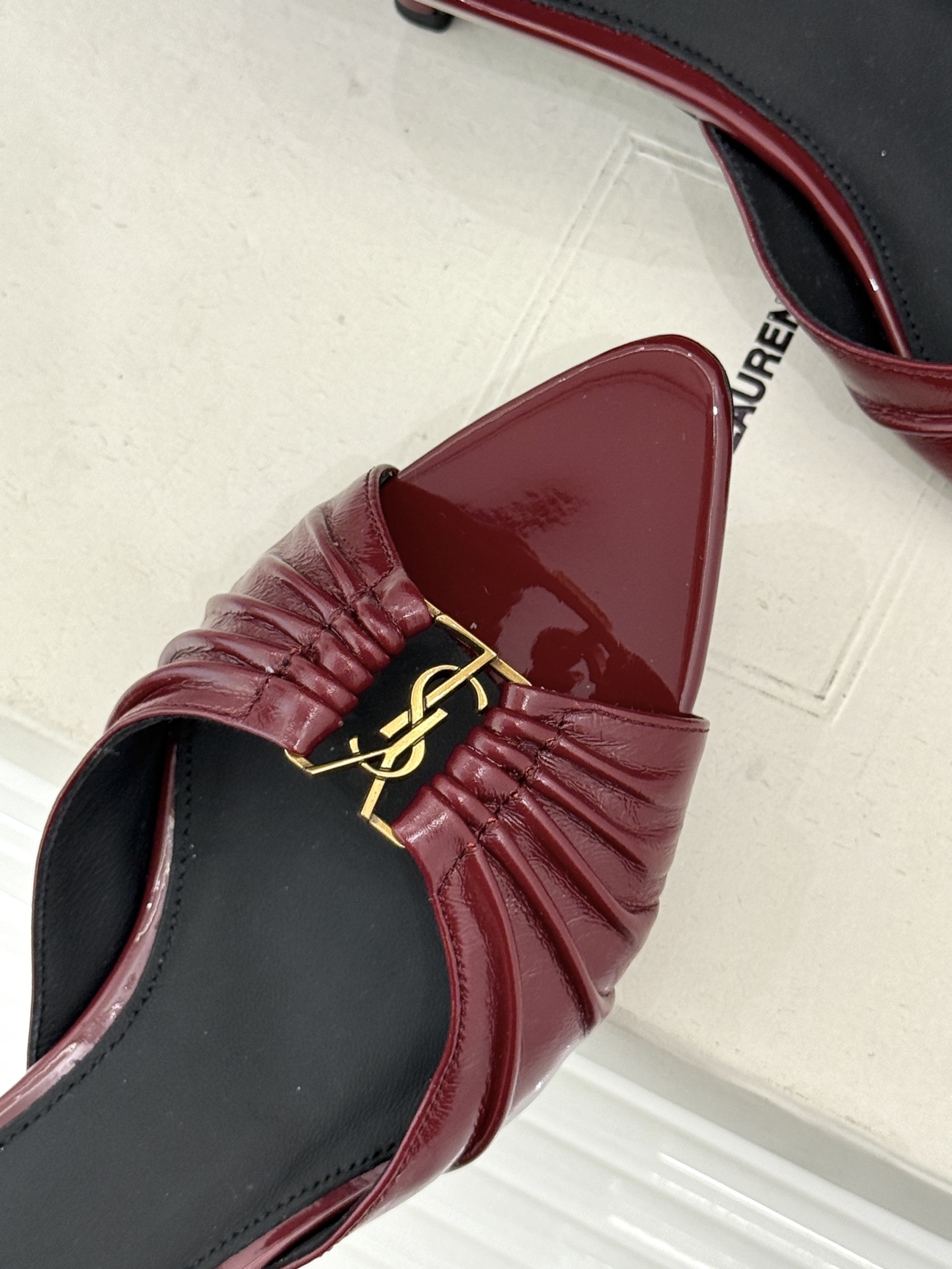 Saint Laurent /圣罗兰YSL26WF新品金属字母扣褶皱尖头高跟拖鞋以褶皱皮面与金属字母重塑