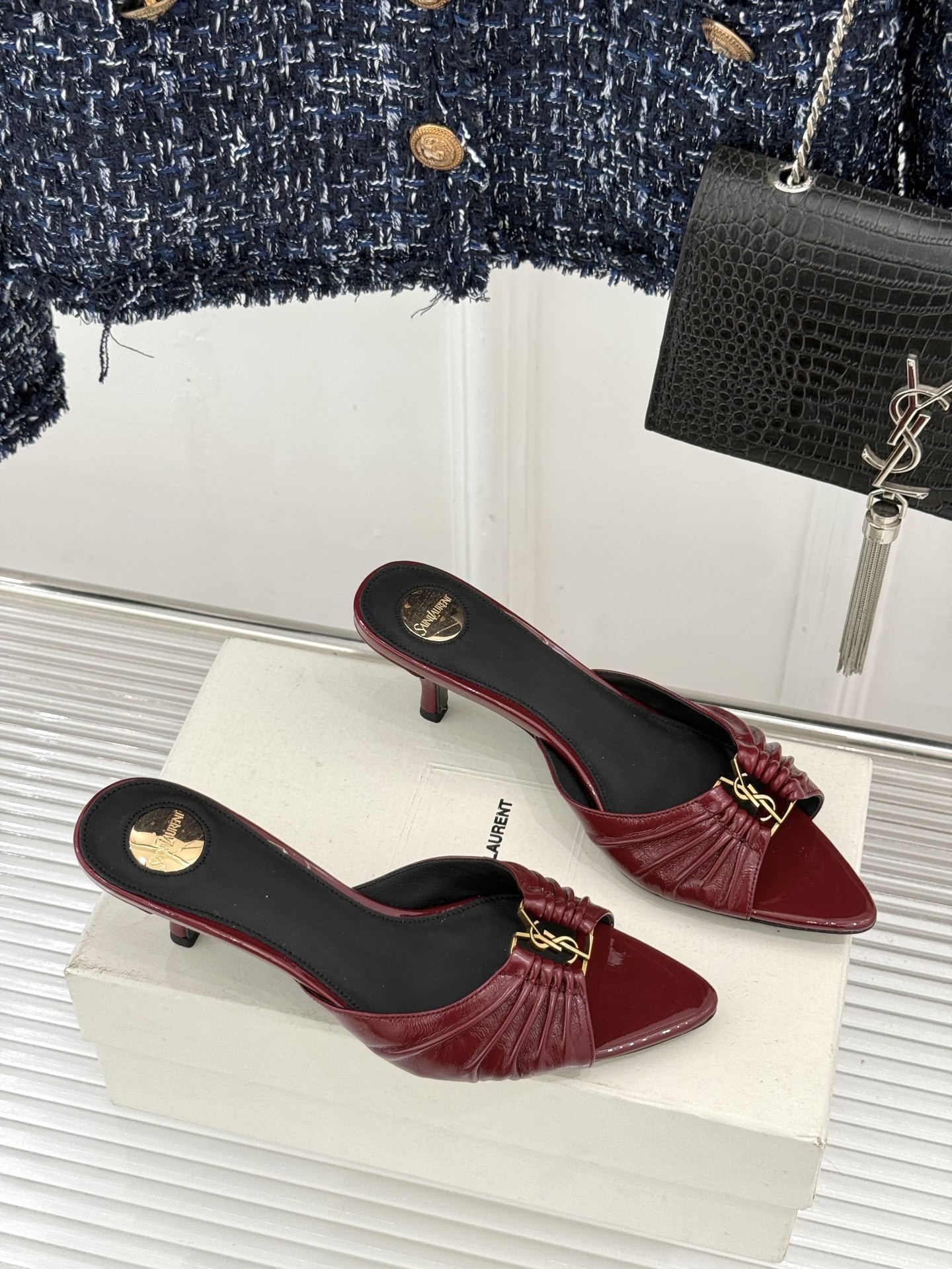 Saint Laurent /圣罗兰YSL26WF新品金属字母扣褶皱尖头高跟拖鞋以褶皱皮面与金属字母重塑