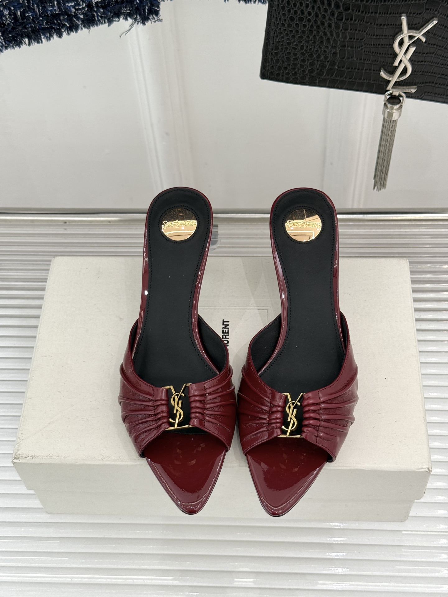 Saint Laurent /圣罗兰YSL26WF新品金属字母扣褶皱尖头高跟拖鞋以褶皱皮面与金属字母重塑