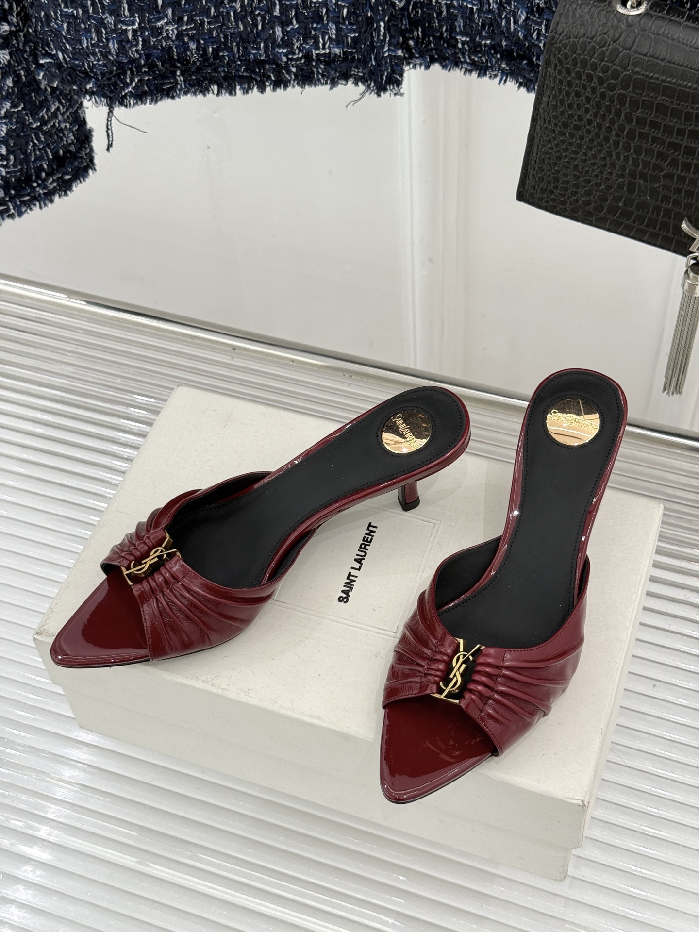 Saint Laurent /圣罗兰YSL26WF新品金属字母扣褶皱尖头高跟拖鞋以褶皱皮面与金属字母重塑