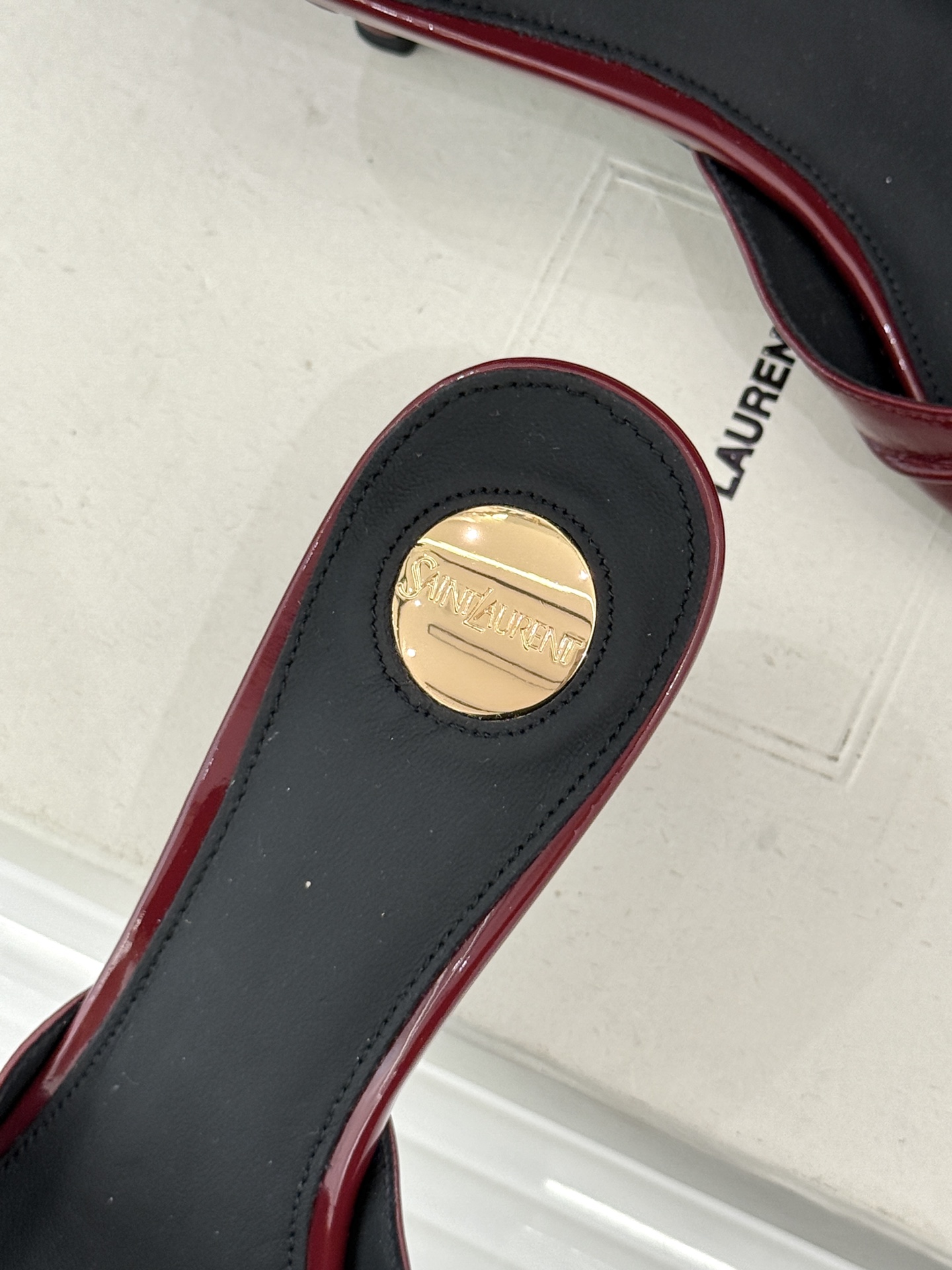 Saint Laurent /圣罗兰YSL26WF新品金属字母扣褶皱尖头高跟拖鞋以褶皱皮面与金属字母重塑