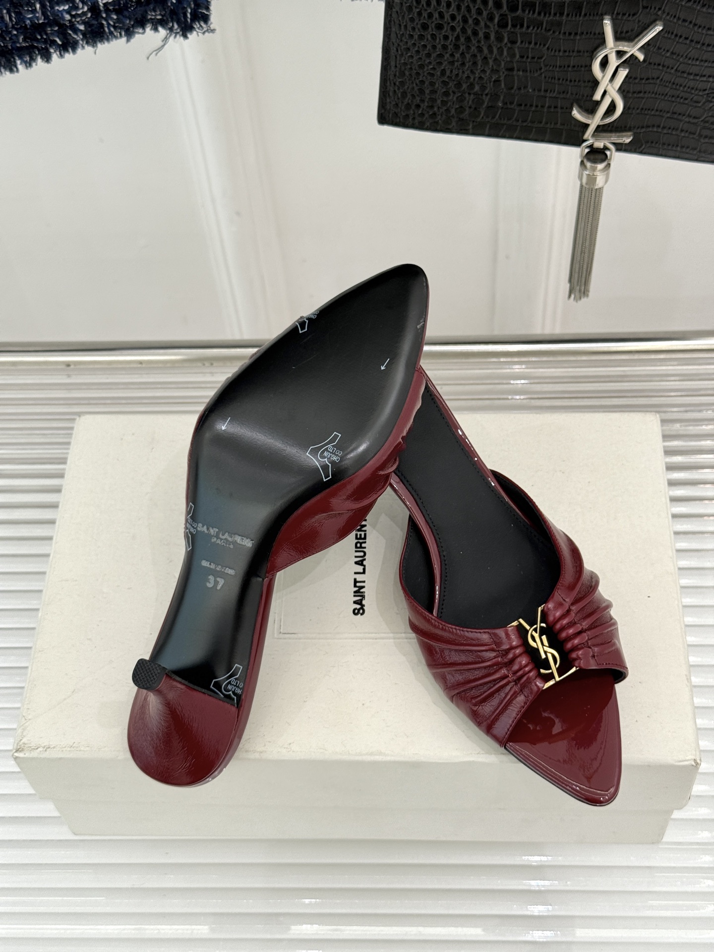 Saint Laurent /圣罗兰YSL26WF新品金属字母扣褶皱尖头高跟拖鞋以褶皱皮面与金属字母重塑