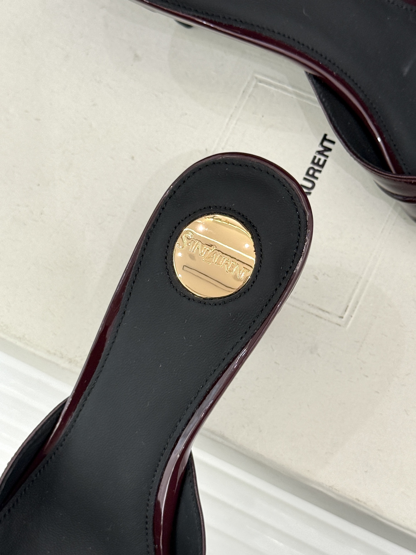Saint Laurent /圣罗兰YSL26WF新品金属字母扣褶皱尖头高跟拖鞋以褶皱皮面与金属字母重塑