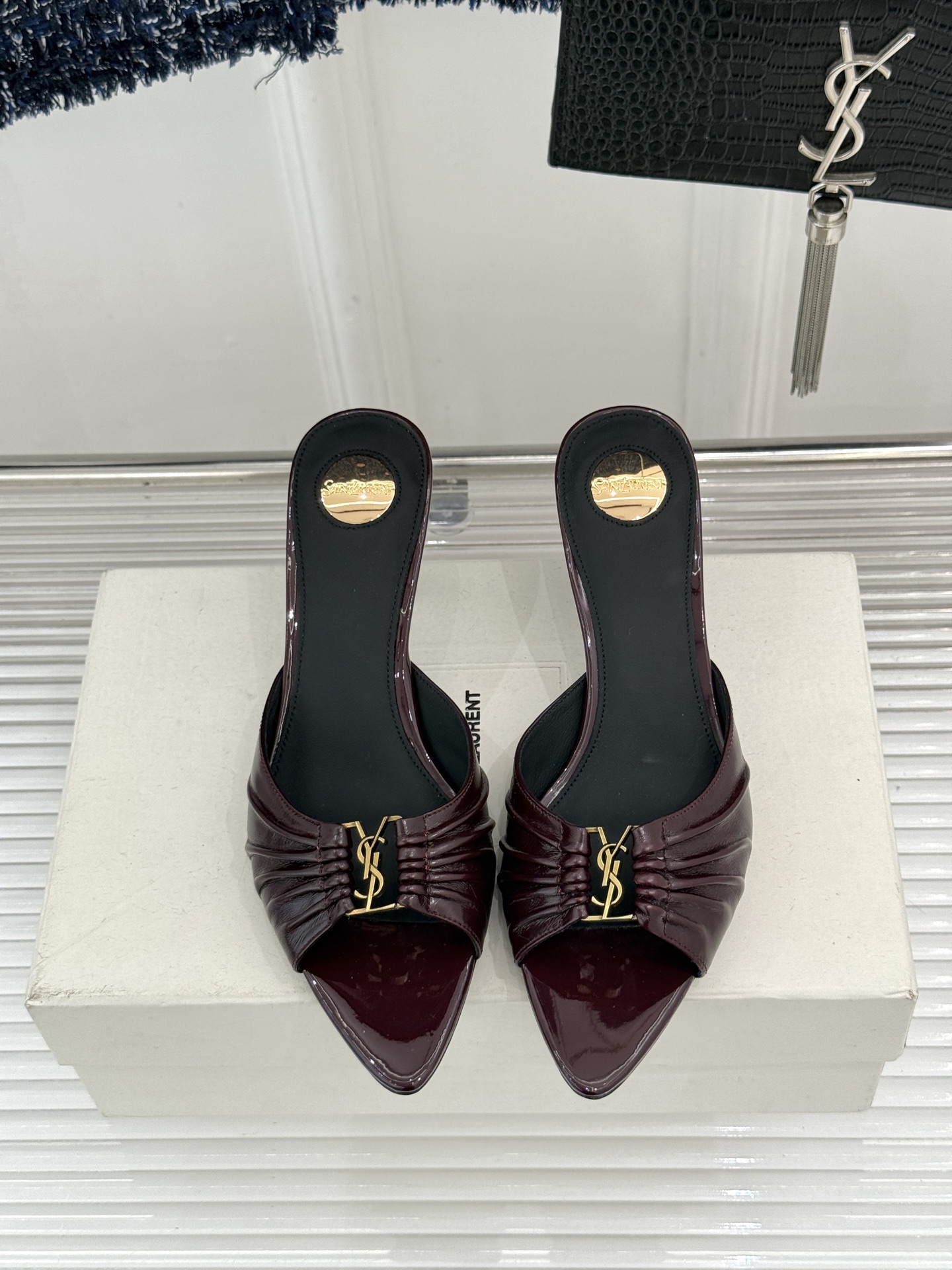 Saint Laurent /圣罗兰YSL26WF新品金属字母扣褶皱尖头高跟拖鞋以褶皱皮面与金属字母重塑