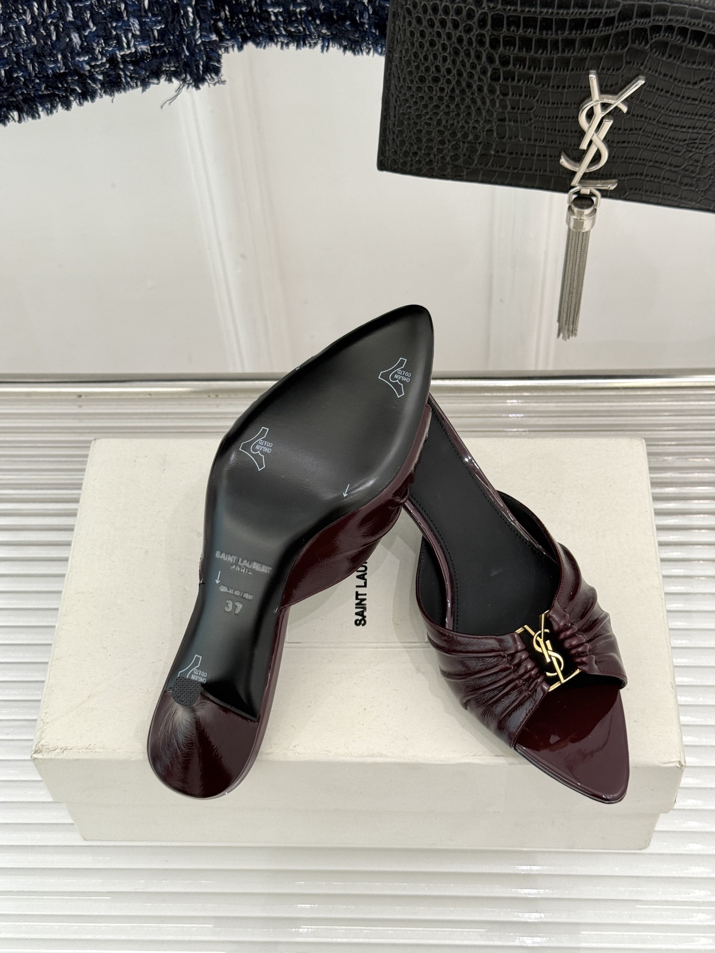 Saint Laurent /圣罗兰YSL26WF新品金属字母扣褶皱尖头高跟拖鞋以褶皱皮面与金属字母重塑