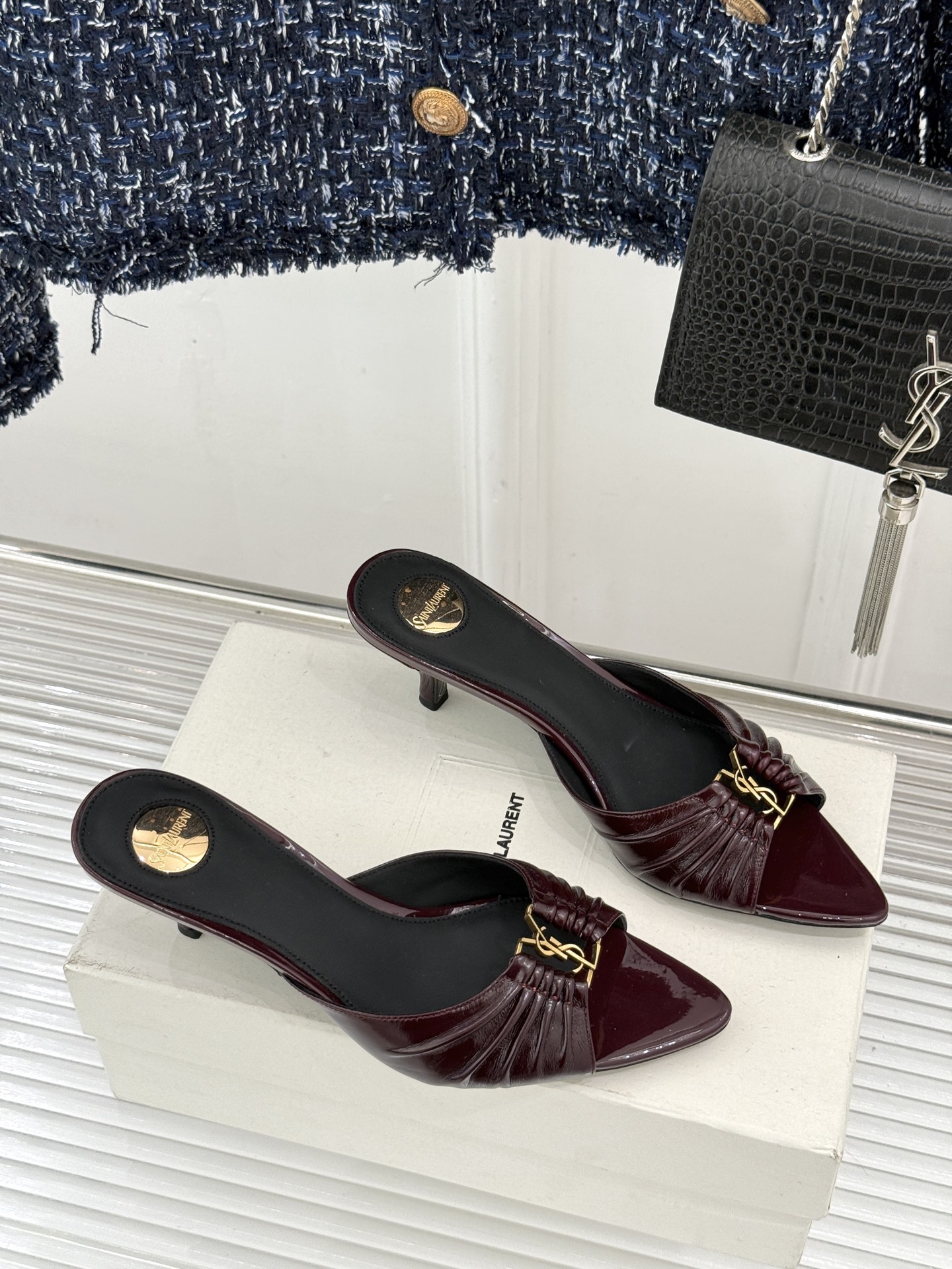 Saint Laurent /圣罗兰YSL26WF新品金属字母扣褶皱尖头高跟拖鞋以褶皱皮面与金属字母重塑