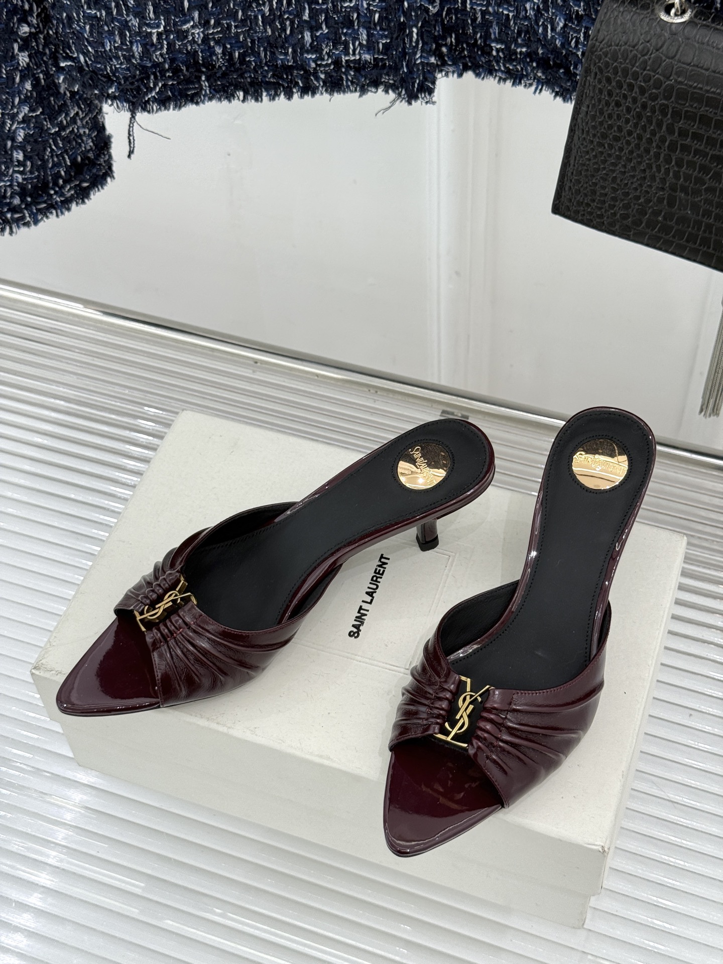 Saint Laurent /圣罗兰YSL26WF新品金属字母扣褶皱尖头高跟拖鞋以褶皱皮面与金属字母重塑
