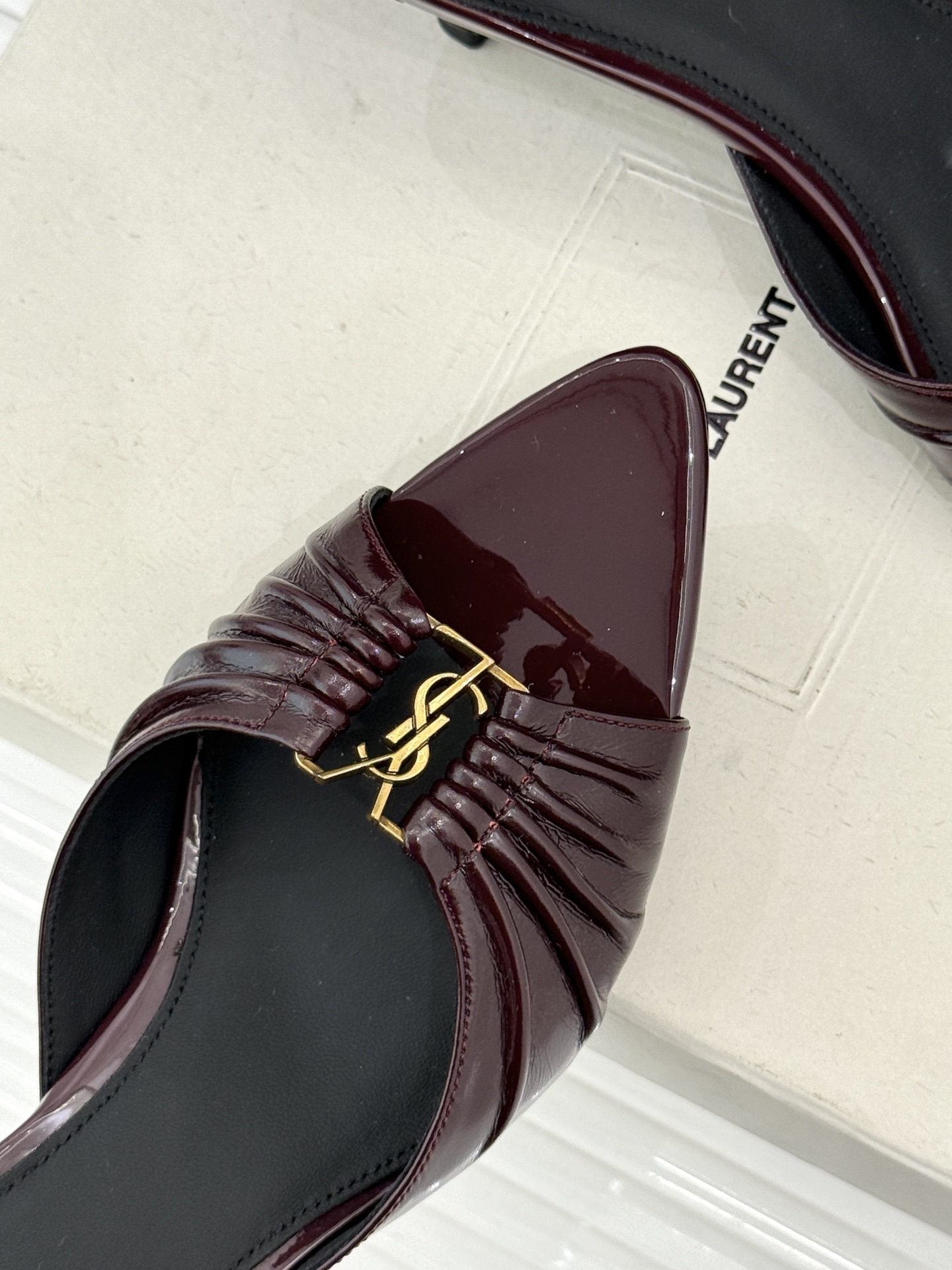 Saint Laurent /圣罗兰YSL26WF新品金属字母扣褶皱尖头高跟拖鞋以褶皱皮面与金属字母重塑