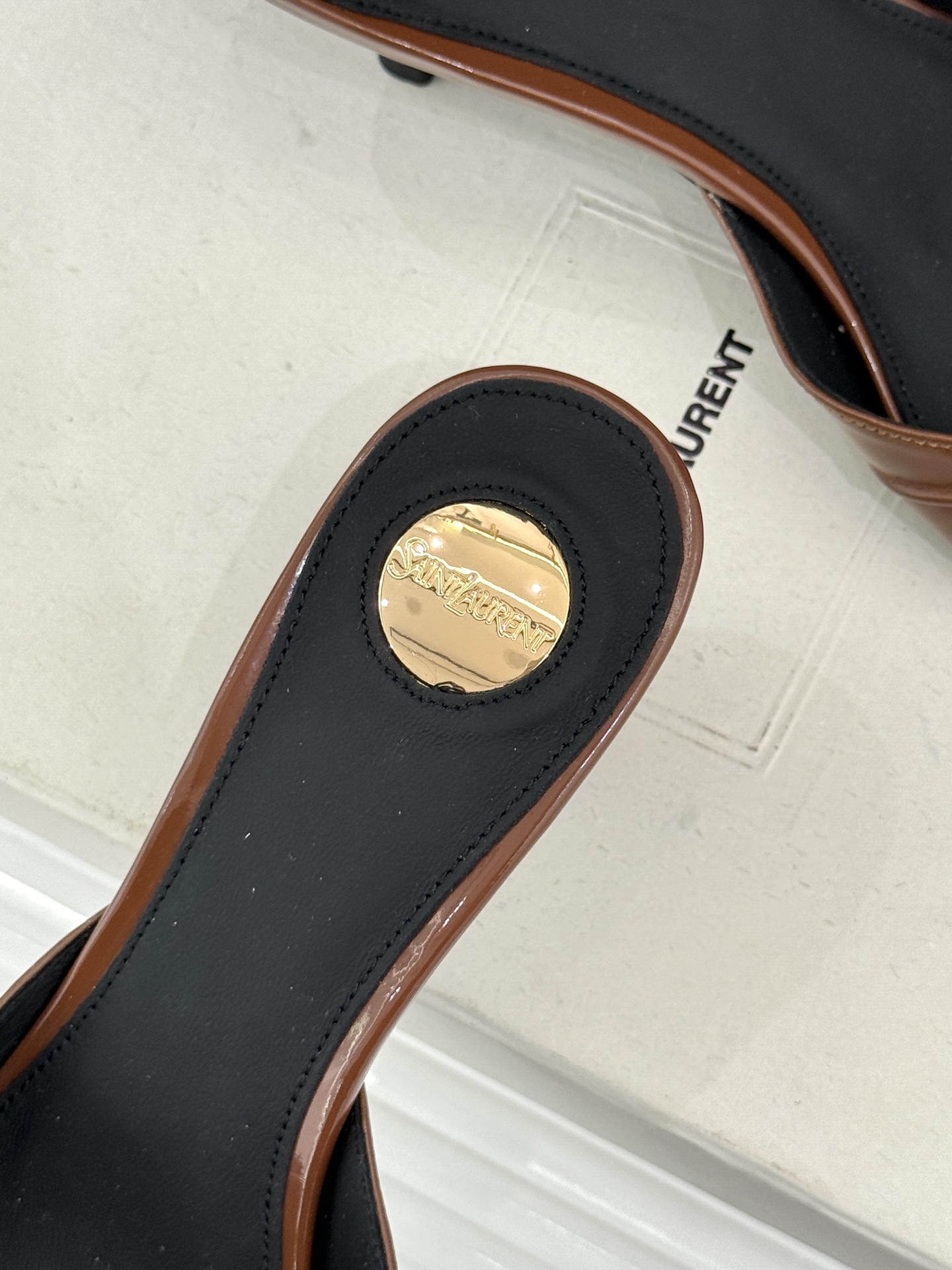 Saint Laurent /圣罗兰YSL26WF新品金属字母扣褶皱尖头高跟拖鞋以褶皱皮面与金属字母重塑