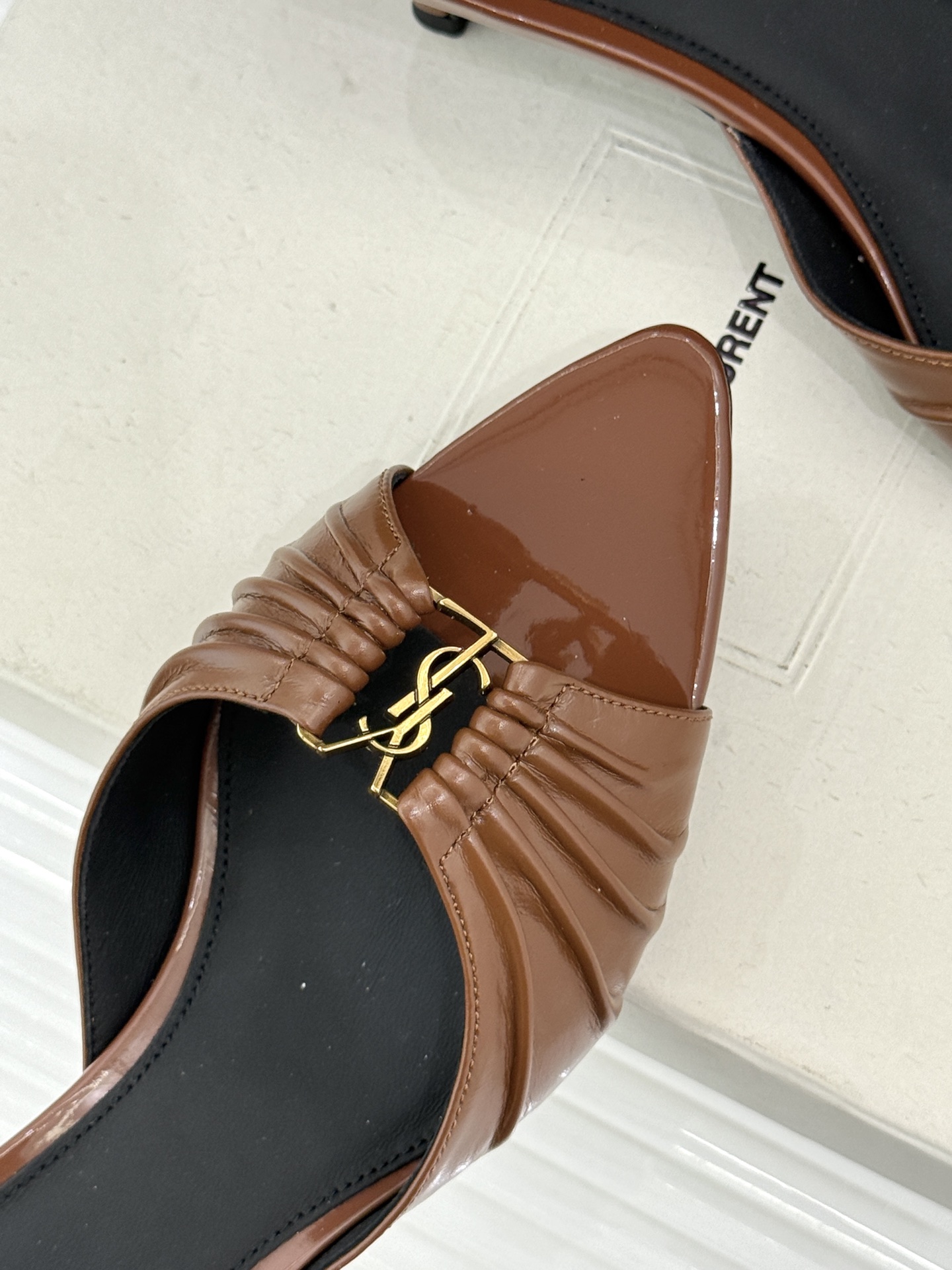 Saint Laurent /圣罗兰YSL26WF新品金属字母扣褶皱尖头高跟拖鞋以褶皱皮面与金属字母重塑