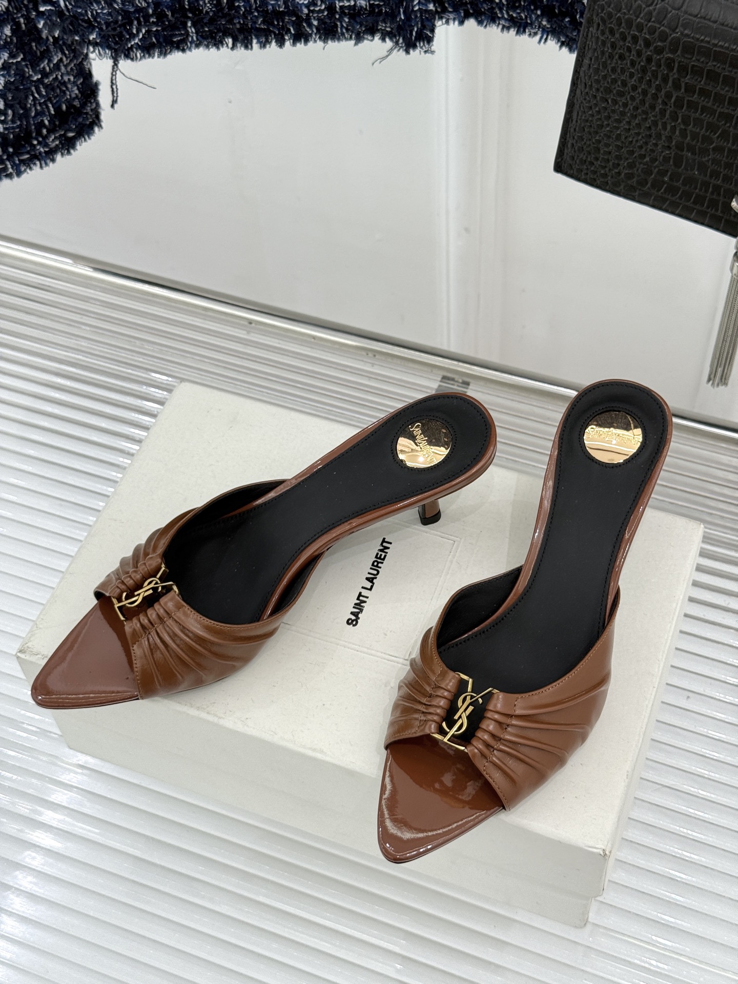 Saint Laurent /圣罗兰YSL26WF新品金属字母扣褶皱尖头高跟拖鞋以褶皱皮面与金属字母重塑