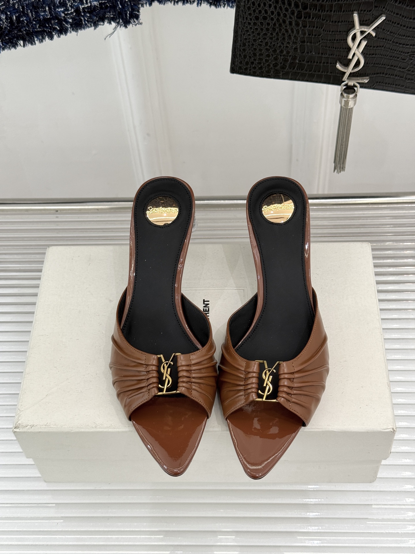 Saint Laurent /圣罗兰YSL26WF新品金属字母扣褶皱尖头高跟拖鞋以褶皱皮面与金属字母重塑
