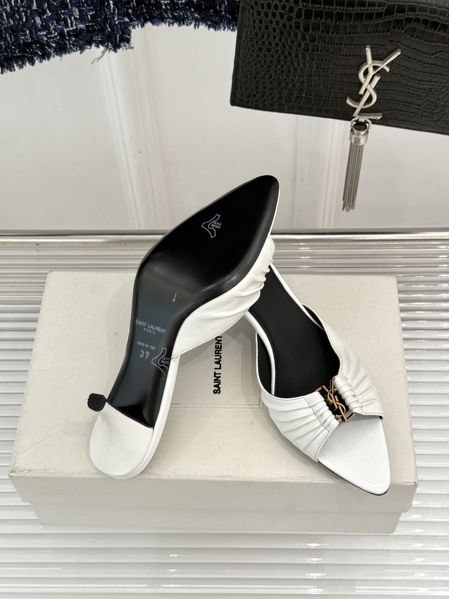 Saint Laurent /圣罗兰YSL26WF新品金属字母扣褶皱尖头高跟拖鞋以褶皱皮面与金属字母重塑