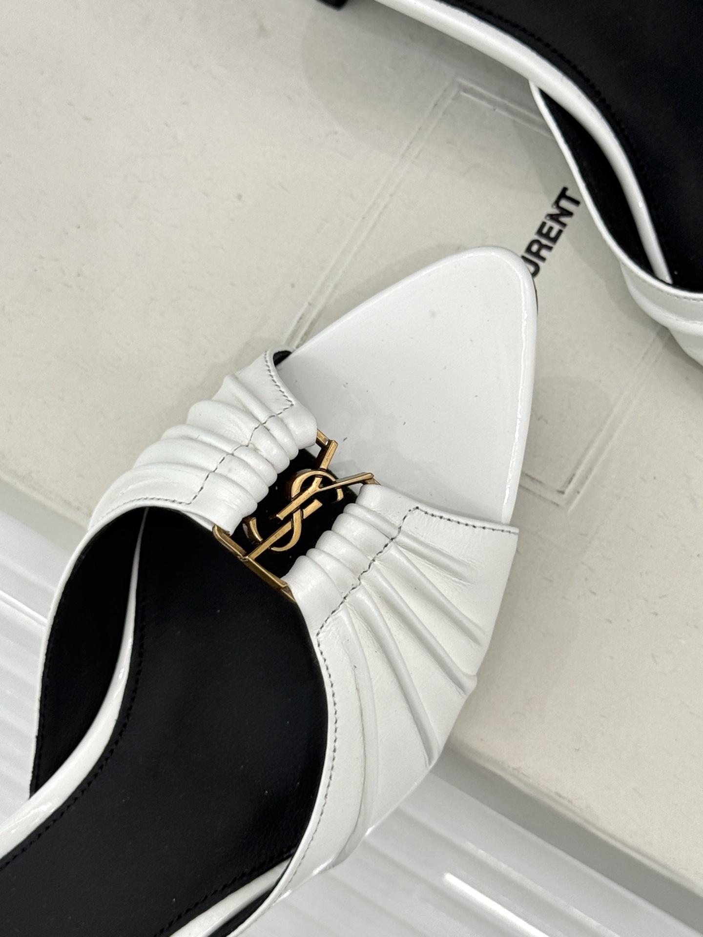 Saint Laurent /圣罗兰YSL26WF新品金属字母扣褶皱尖头高跟拖鞋以褶皱皮面与金属字母重塑