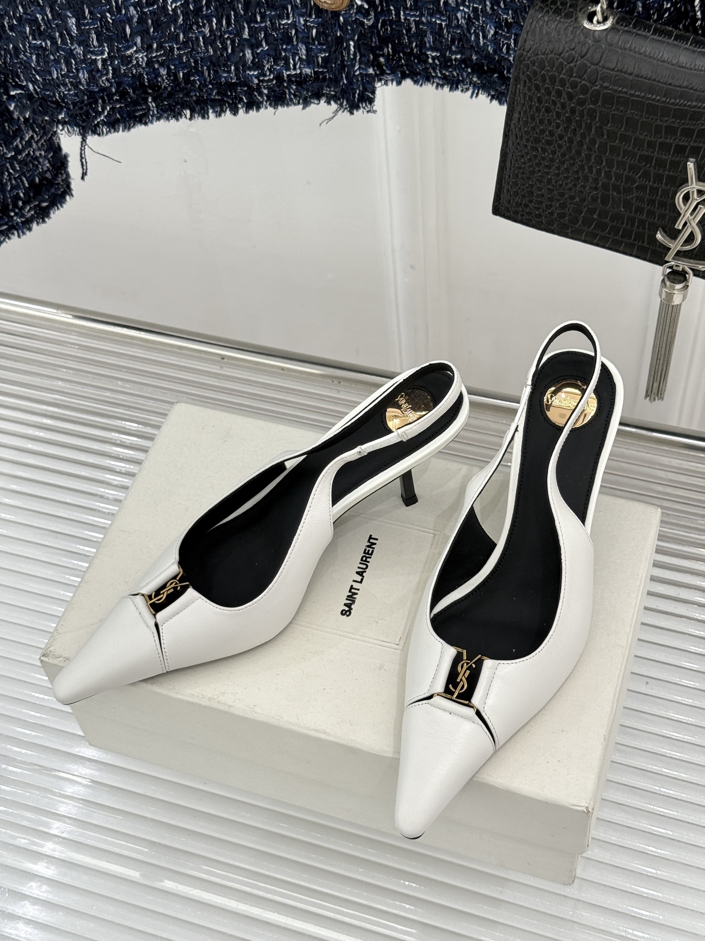 Saint Laurent /圣罗兰YSL经典金属扣尖头后空高跟凉鞋镌刻法式摩登的利落锋芒。尖头廓形延伸