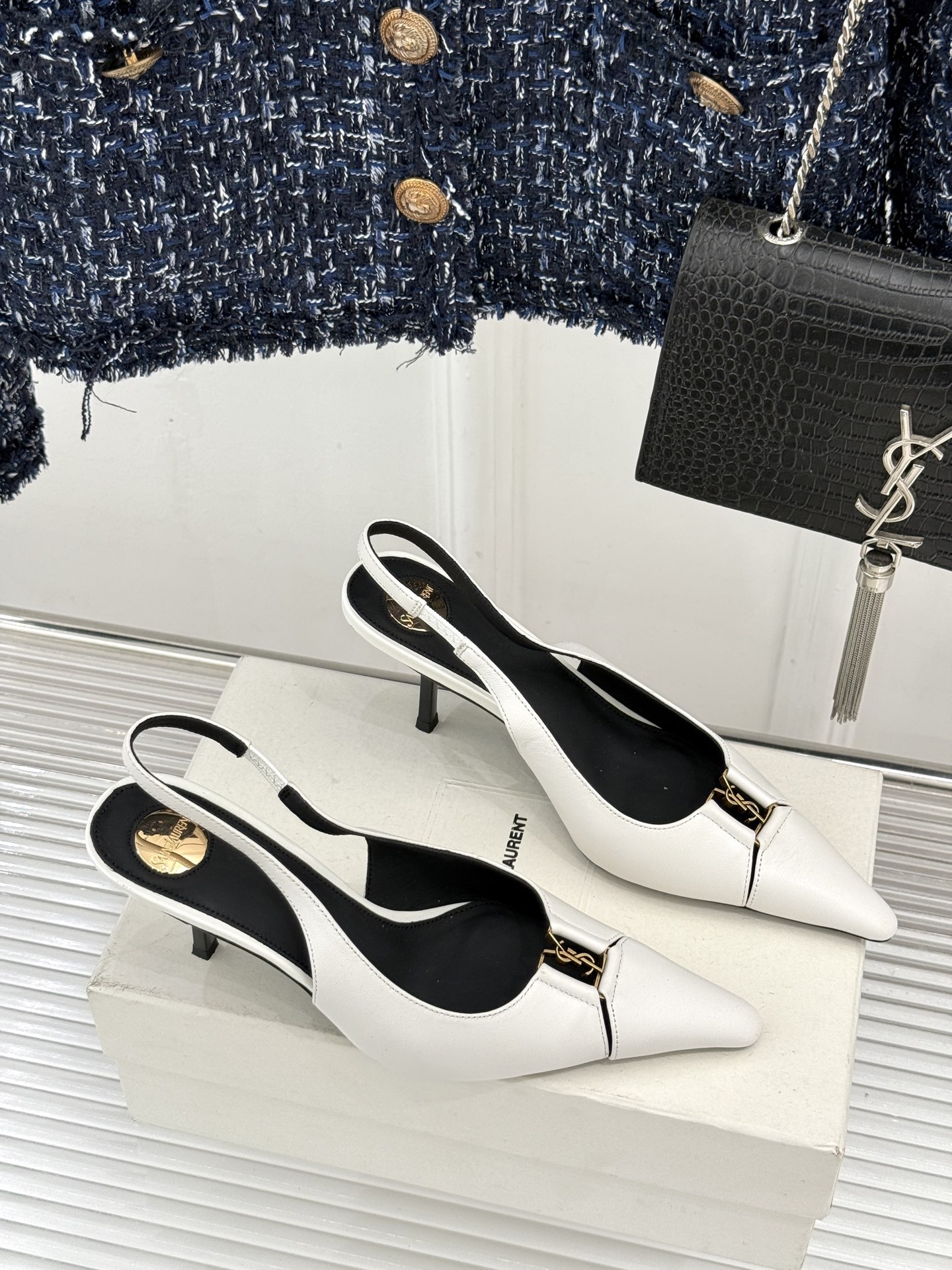 Saint Laurent /圣罗兰YSL经典金属扣尖头后空高跟凉鞋镌刻法式摩登的利落锋芒。尖头廓形延伸