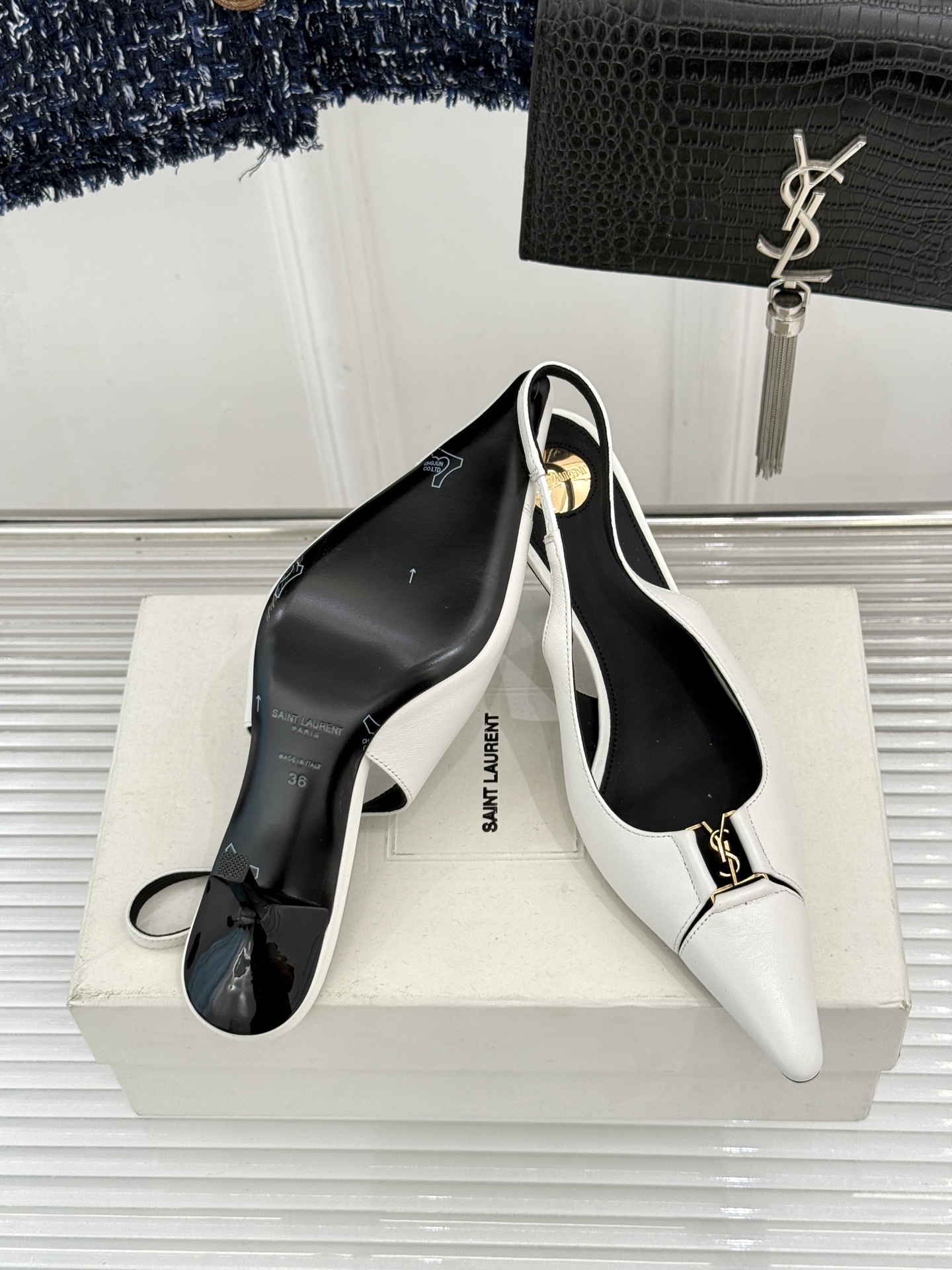 Saint Laurent /圣罗兰YSL经典金属扣尖头后空高跟凉鞋镌刻法式摩登的利落锋芒。尖头廓形延伸