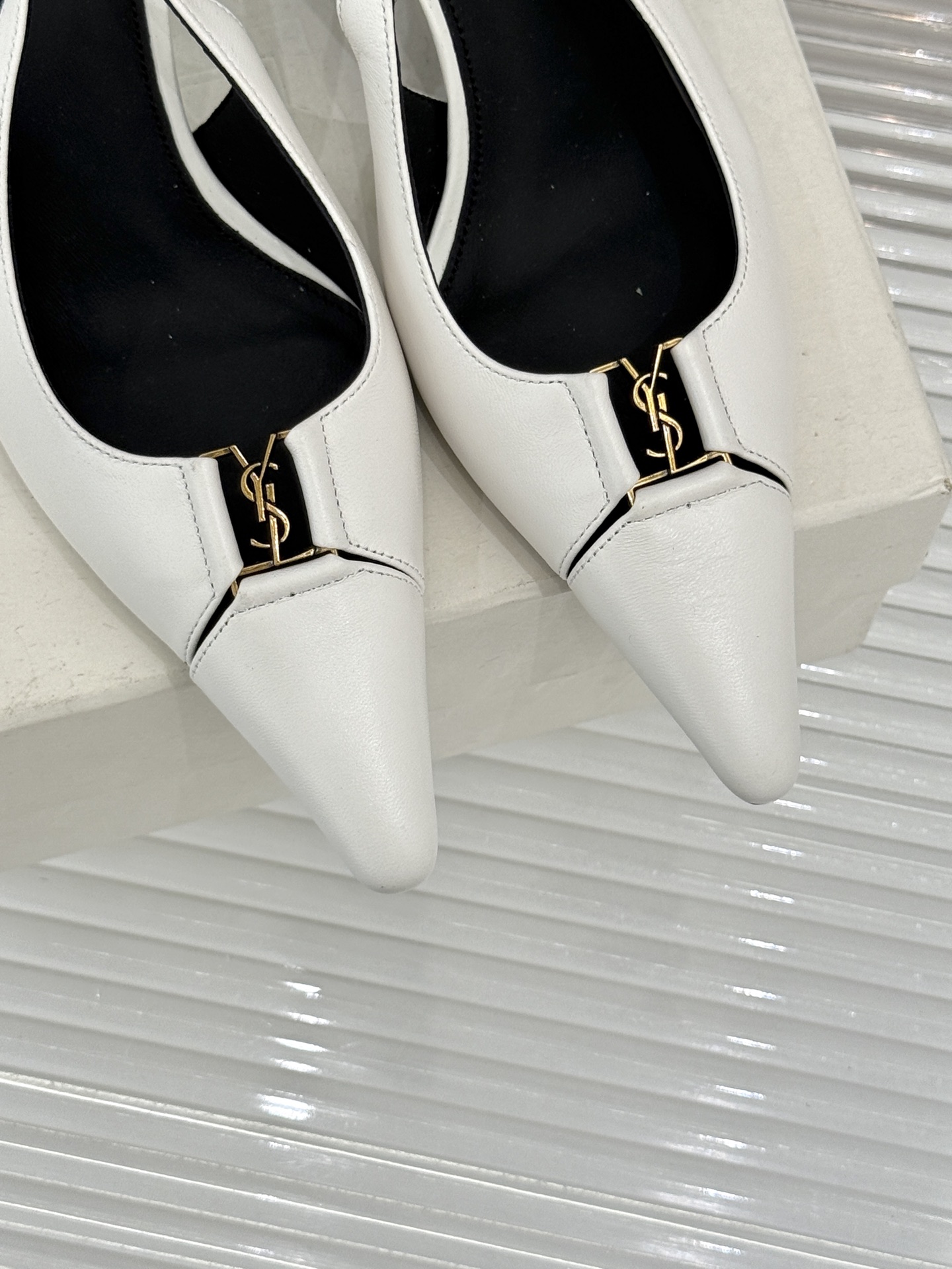 Saint Laurent /圣罗兰YSL经典金属扣尖头后空高跟凉鞋镌刻法式摩登的利落锋芒。尖头廓形延伸