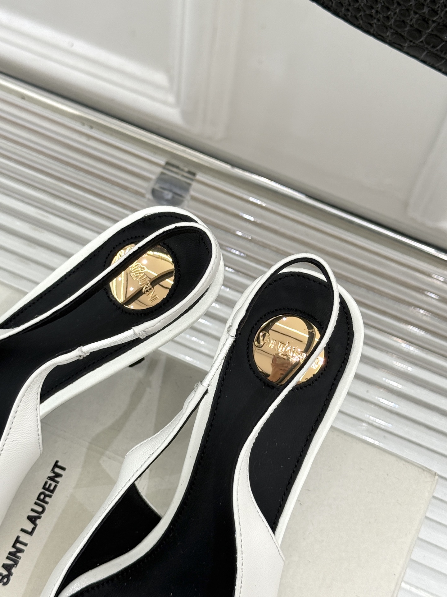 Saint Laurent /圣罗兰YSL经典金属扣尖头后空高跟凉鞋镌刻法式摩登的利落锋芒。尖头廓形延伸