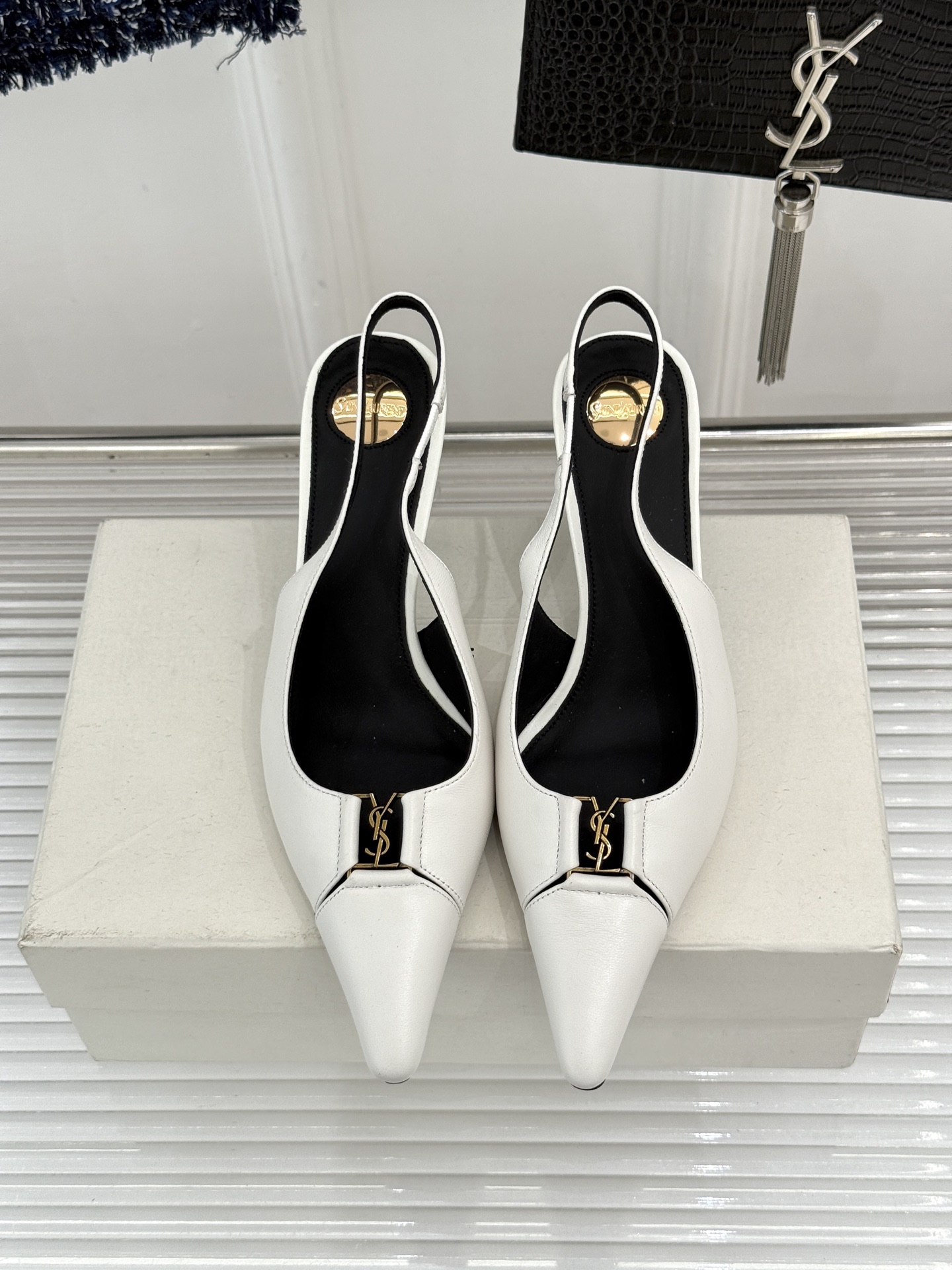 Saint Laurent /圣罗兰YSL经典金属扣尖头后空高跟凉鞋镌刻法式摩登的利落锋芒。尖头廓形延伸