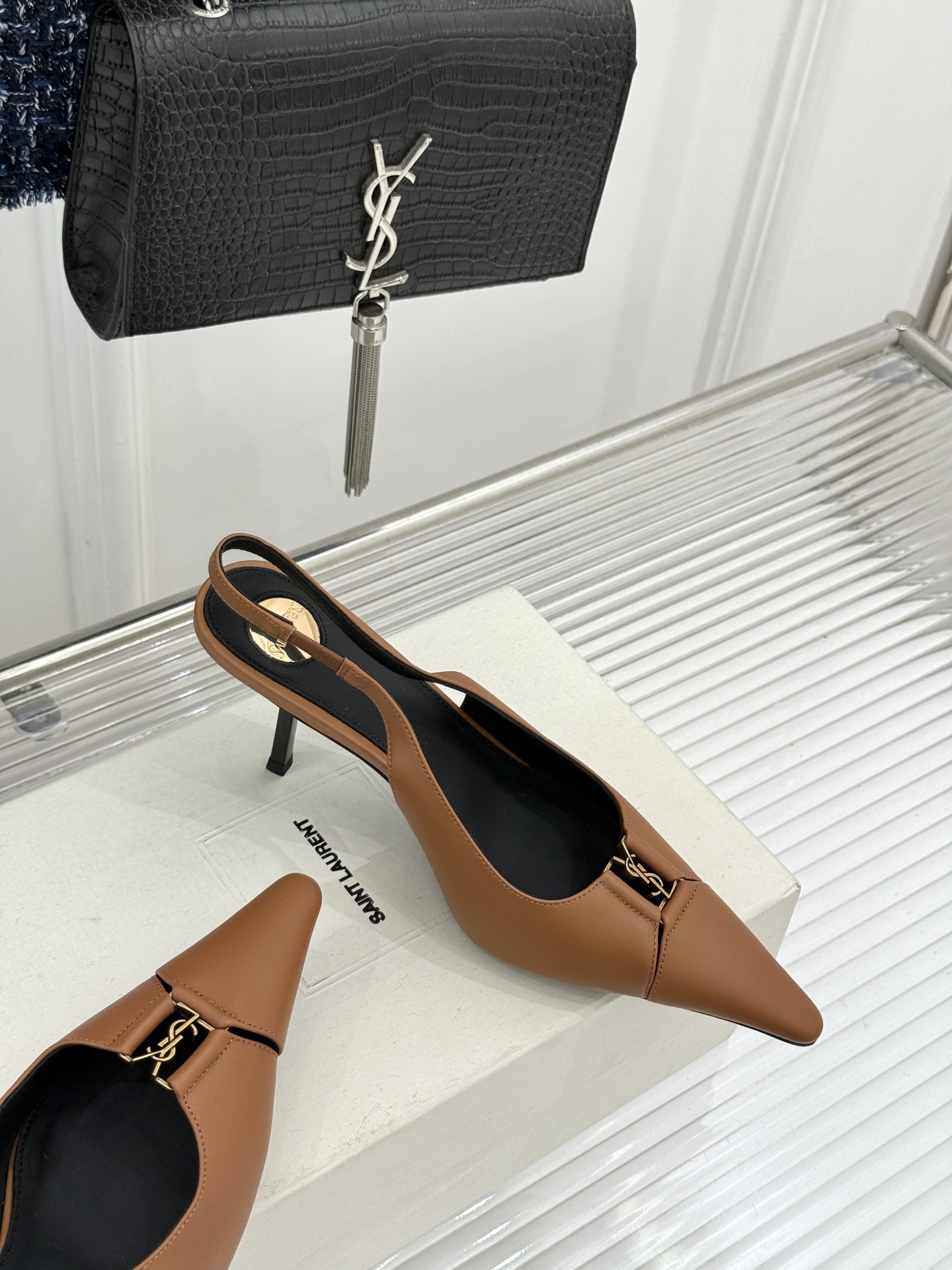 Saint Laurent /圣罗兰YSL经典金属扣尖头后空高跟凉鞋镌刻法式摩登的利落锋芒。尖头廓形延伸