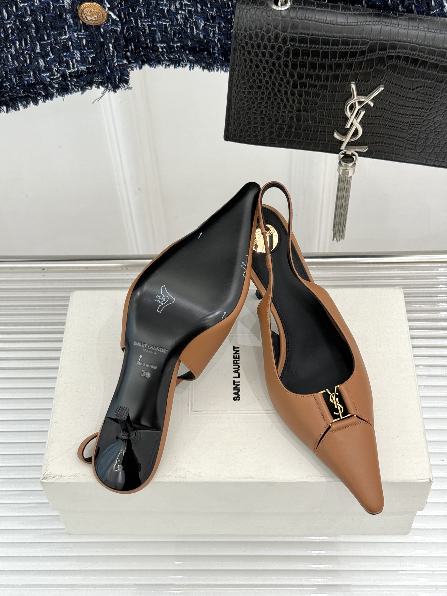 Saint Laurent /圣罗兰YSL经典金属扣尖头后空高跟凉鞋镌刻法式摩登的利落锋芒。尖头廓形延伸