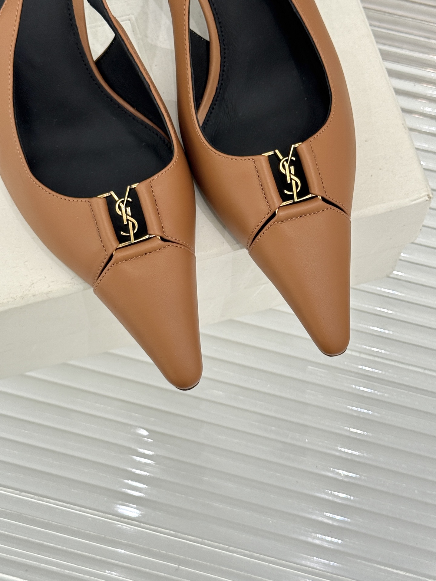 Saint Laurent /圣罗兰YSL经典金属扣尖头后空高跟凉鞋镌刻法式摩登的利落锋芒。尖头廓形延伸