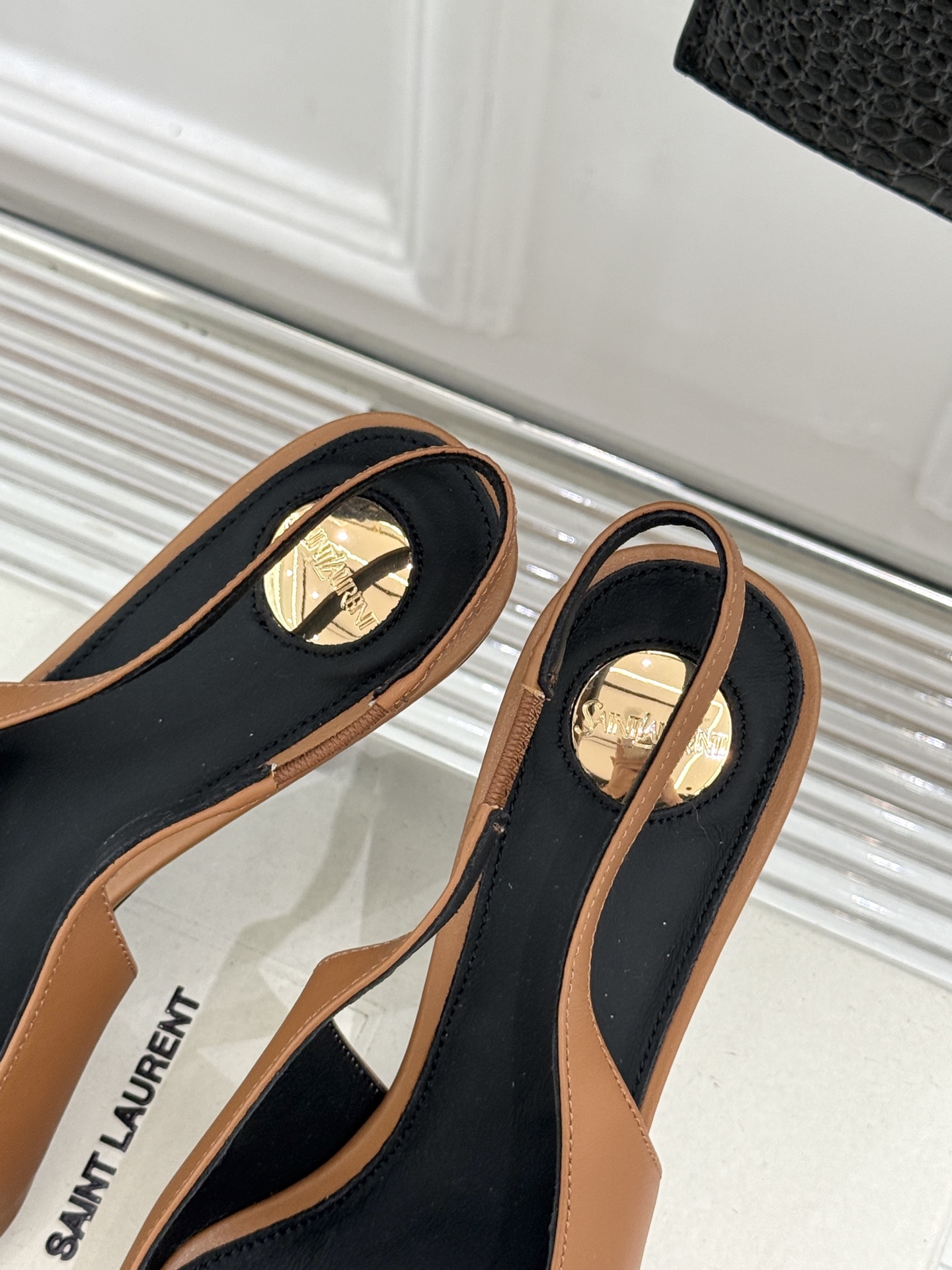 Saint Laurent /圣罗兰YSL经典金属扣尖头后空高跟凉鞋镌刻法式摩登的利落锋芒。尖头廓形延伸