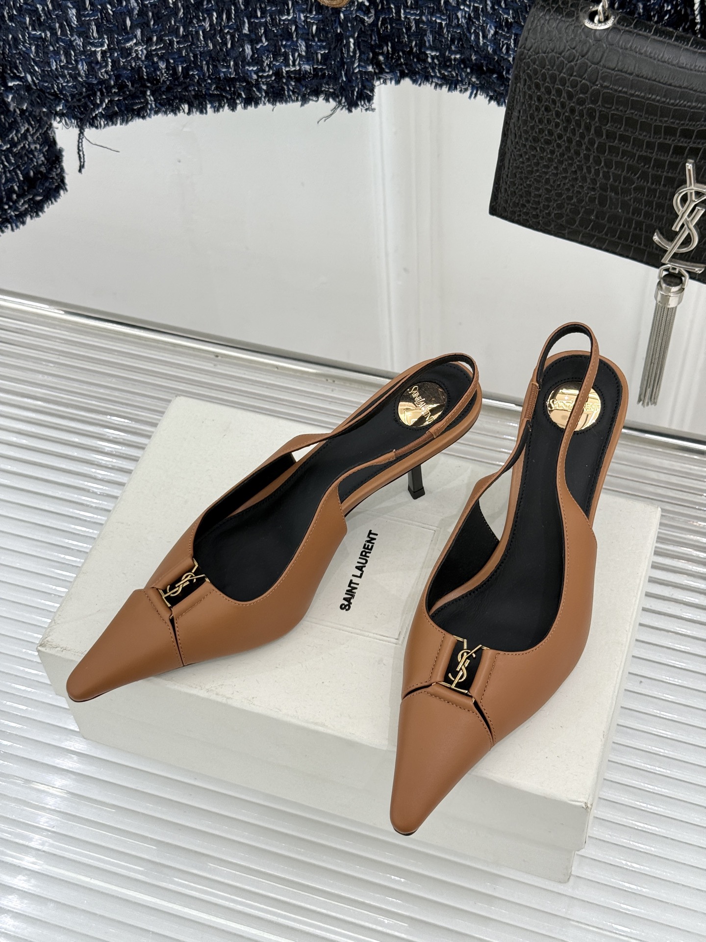 Saint Laurent /圣罗兰YSL经典金属扣尖头后空高跟凉鞋镌刻法式摩登的利落锋芒。尖头廓形延伸