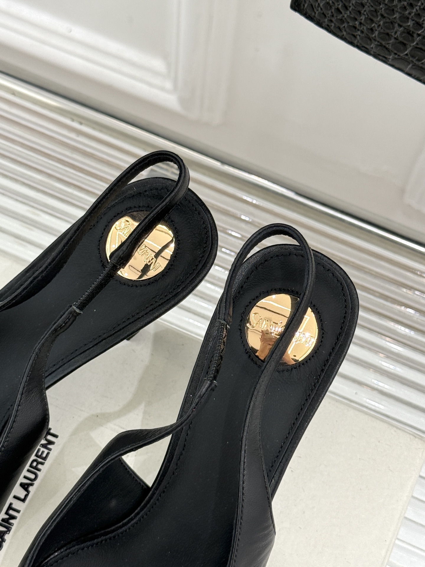 Saint Laurent /圣罗兰YSL经典金属扣尖头后空高跟凉鞋镌刻法式摩登的利落锋芒。尖头廓形延伸