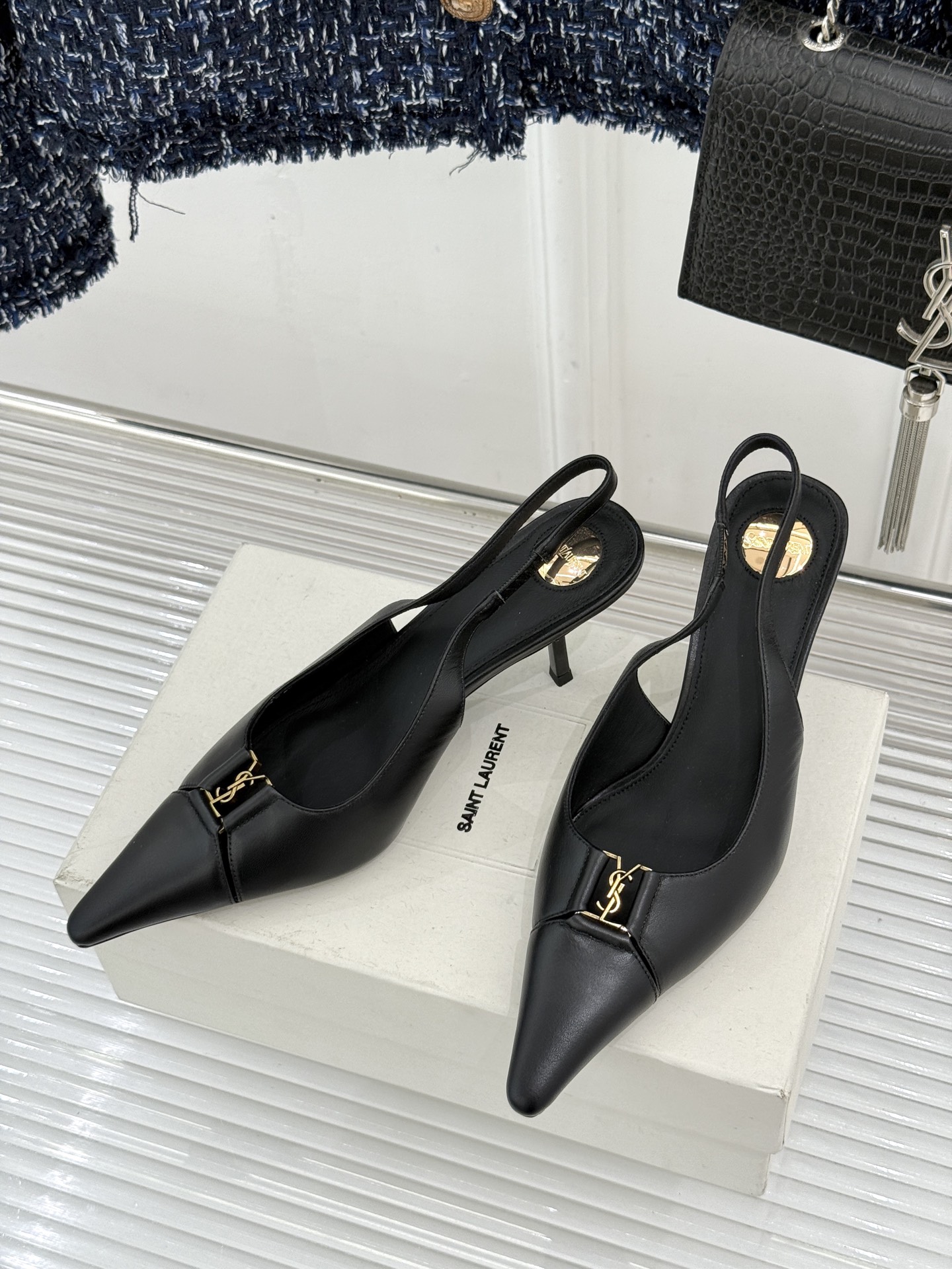 Saint Laurent /圣罗兰YSL经典金属扣尖头后空高跟凉鞋镌刻法式摩登的利落锋芒。尖头廓形延伸