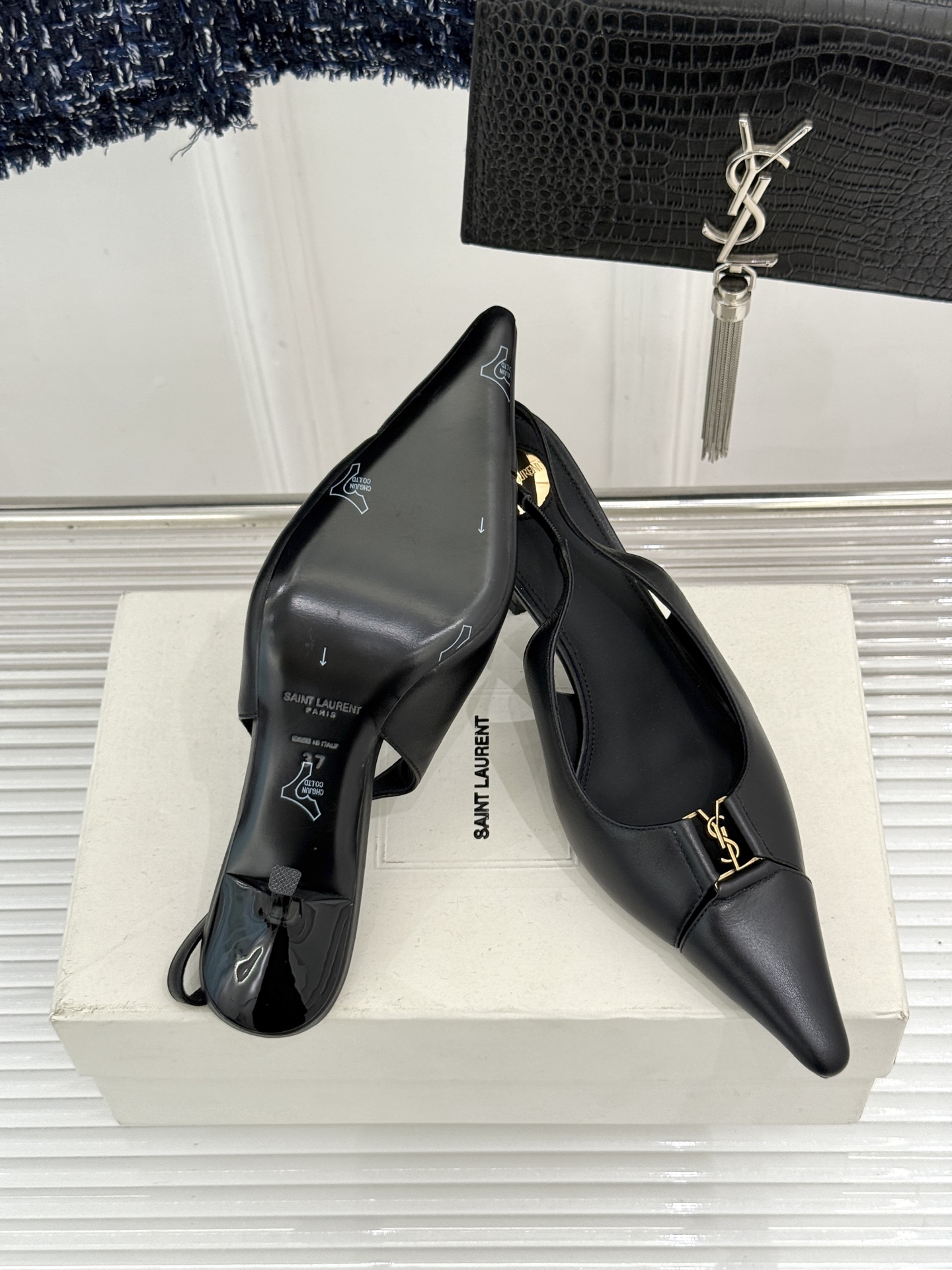 Saint Laurent /圣罗兰YSL经典金属扣尖头后空高跟凉鞋镌刻法式摩登的利落锋芒。尖头廓形延伸