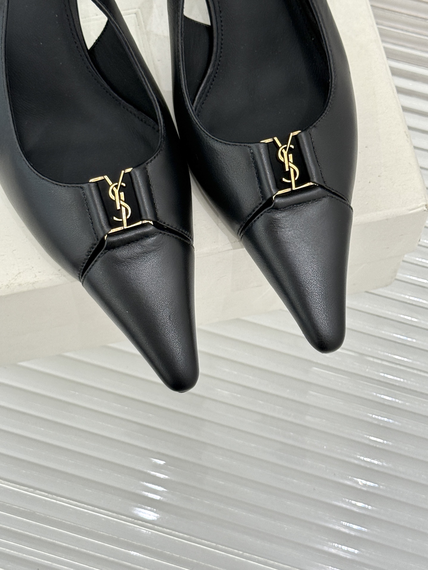 Saint Laurent /圣罗兰YSL经典金属扣尖头后空高跟凉鞋镌刻法式摩登的利落锋芒。尖头廓形延伸