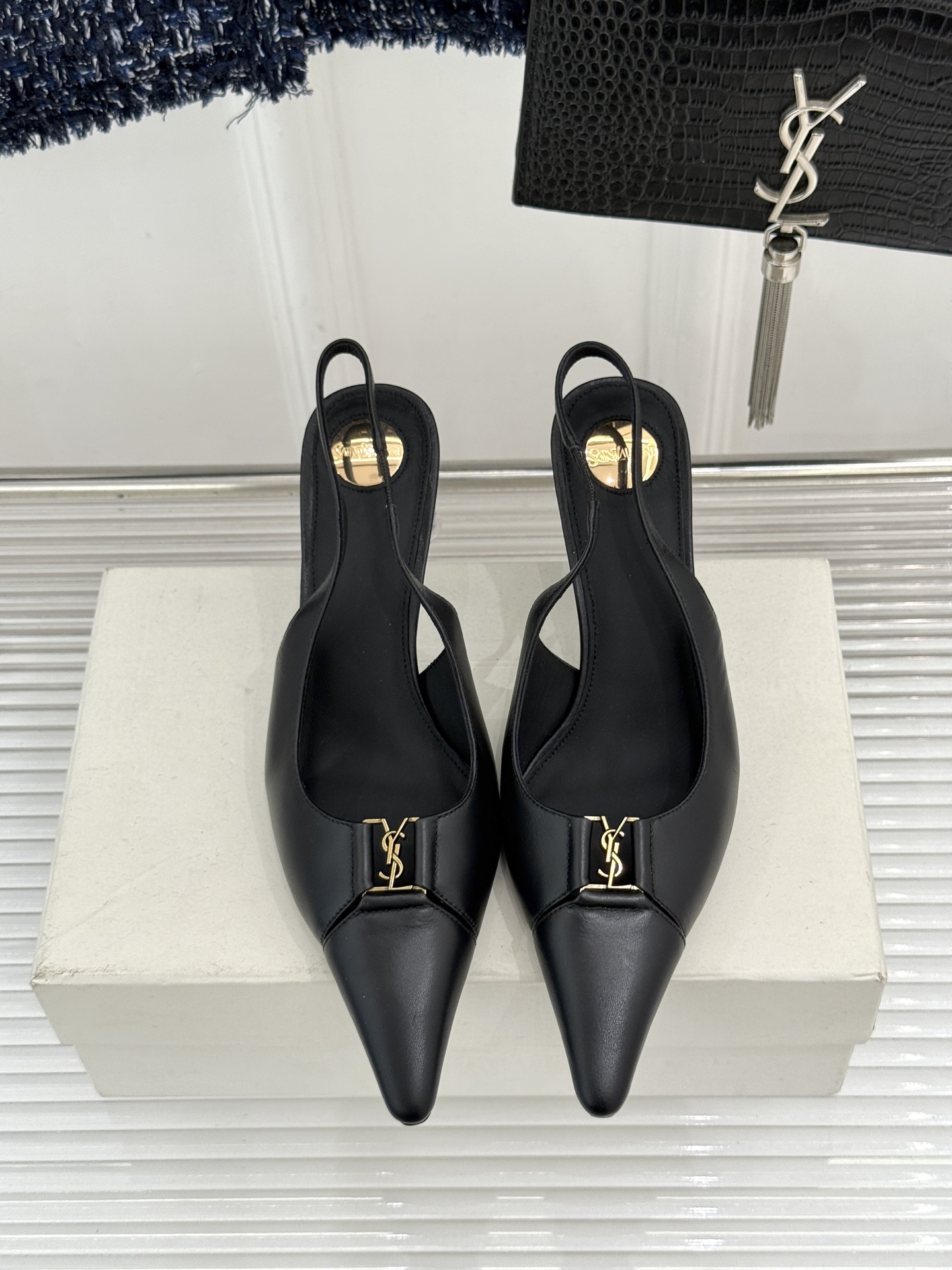Saint Laurent /圣罗兰YSL经典金属扣尖头后空高跟凉鞋镌刻法式摩登的利落锋芒。尖头廓形延伸