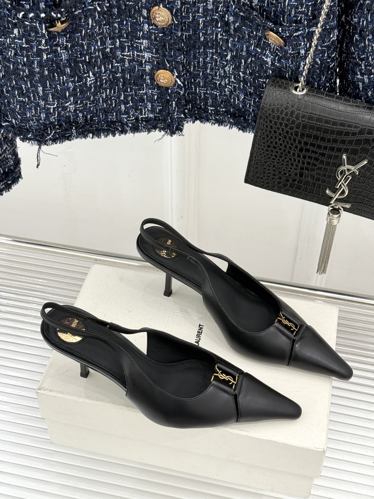 Saint Laurent /圣罗兰YSL经典金属扣尖头后空高跟凉鞋镌刻法式摩登的利落锋芒。尖头廓形延伸