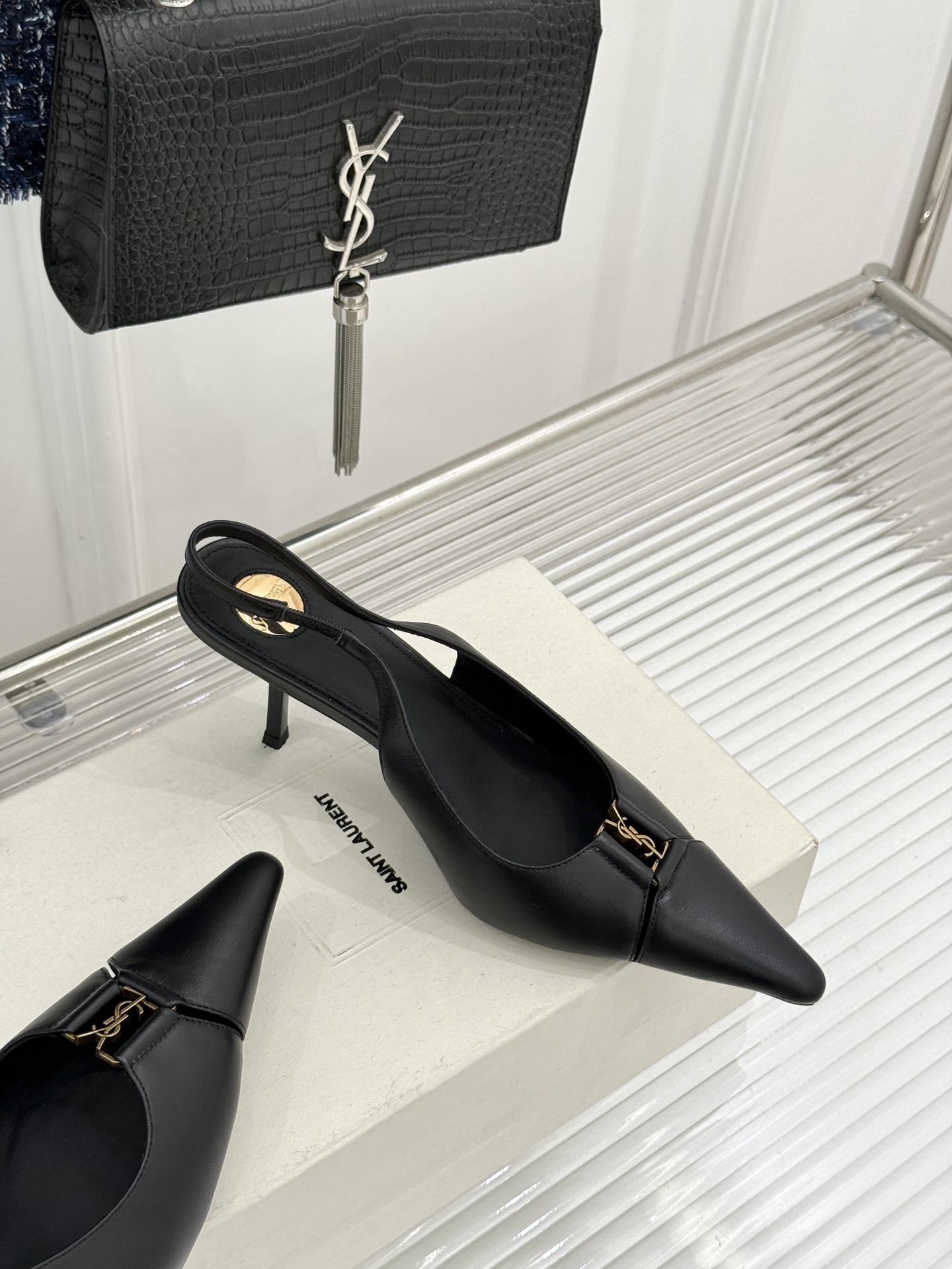 Saint Laurent /圣罗兰YSL经典金属扣尖头后空高跟凉鞋镌刻法式摩登的利落锋芒。尖头廓形延伸