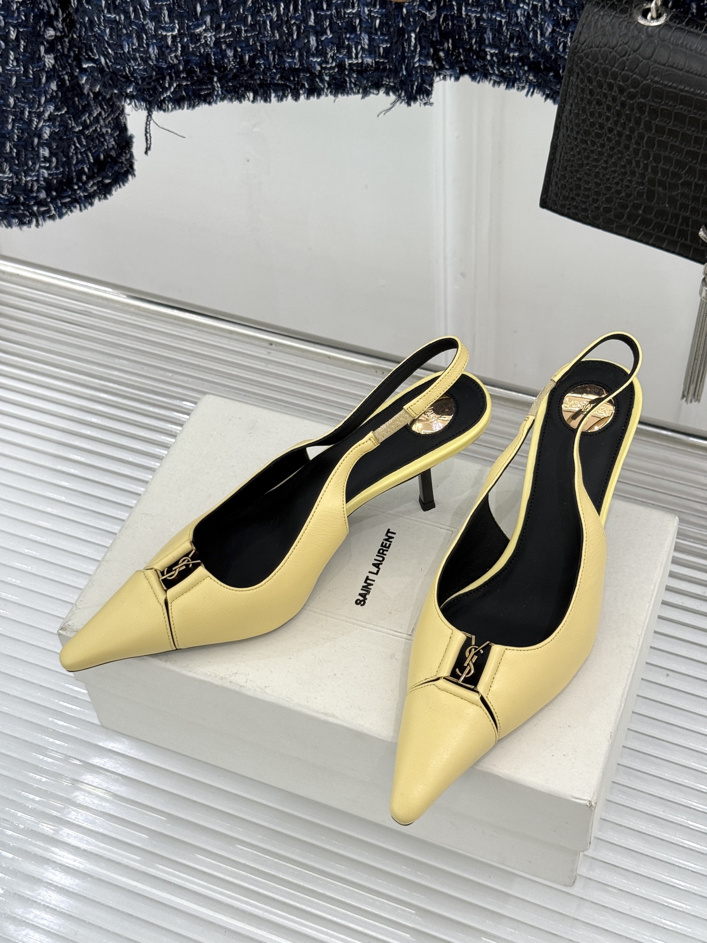 Saint Laurent /圣罗兰YSL经典金属扣尖头后空高跟凉鞋镌刻法式摩登的利落锋芒。尖头廓形延伸