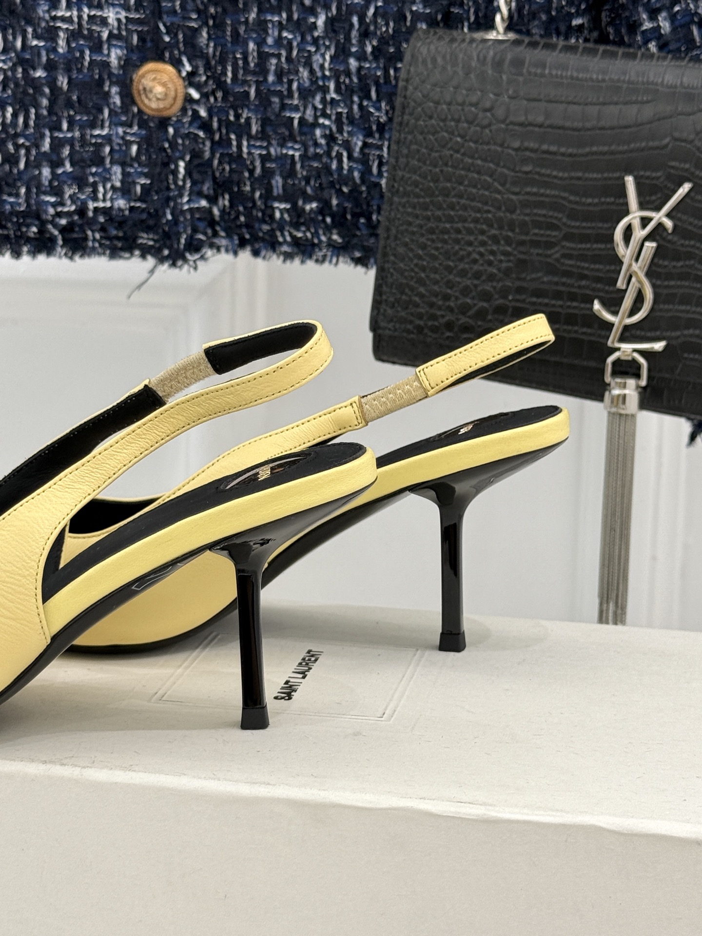 Saint Laurent /圣罗兰YSL经典金属扣尖头后空高跟凉鞋镌刻法式摩登的利落锋芒。尖头廓形延伸