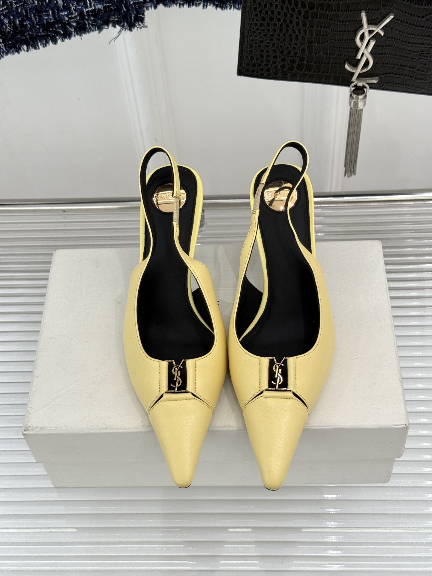 Saint Laurent /圣罗兰YSL经典金属扣尖头后空高跟凉鞋镌刻法式摩登的利落锋芒。尖头廓形延伸