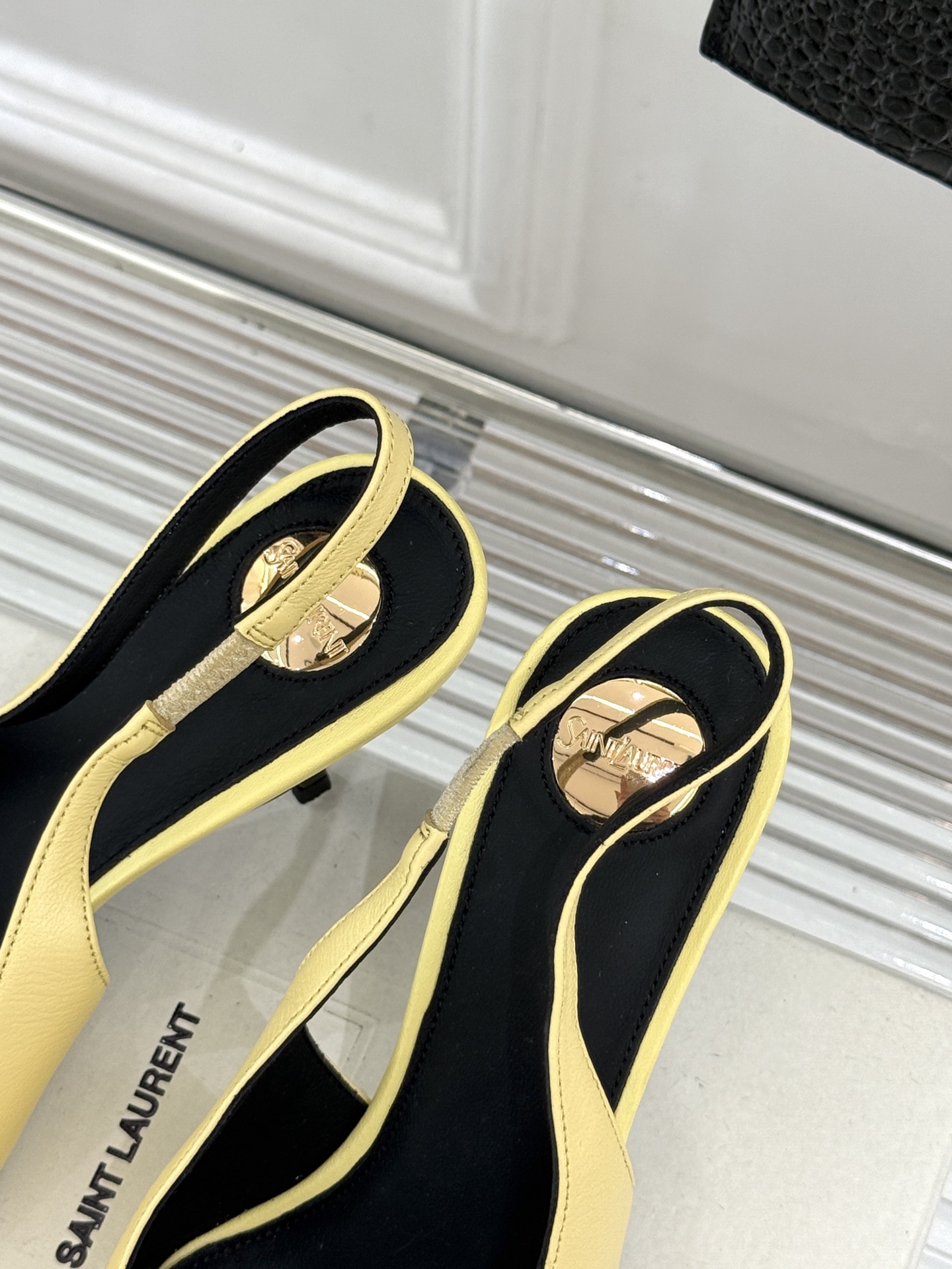 Saint Laurent /圣罗兰YSL经典金属扣尖头后空高跟凉鞋镌刻法式摩登的利落锋芒。尖头廓形延伸
